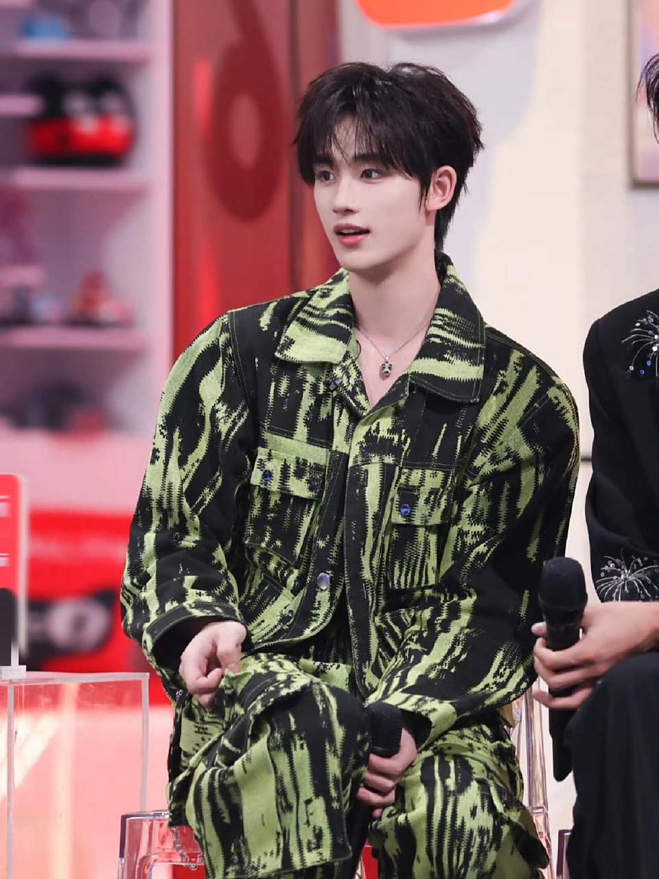 丁程鑫# 身着中国国际时装周"10 3"设计师杨峰品牌aidenyfeng