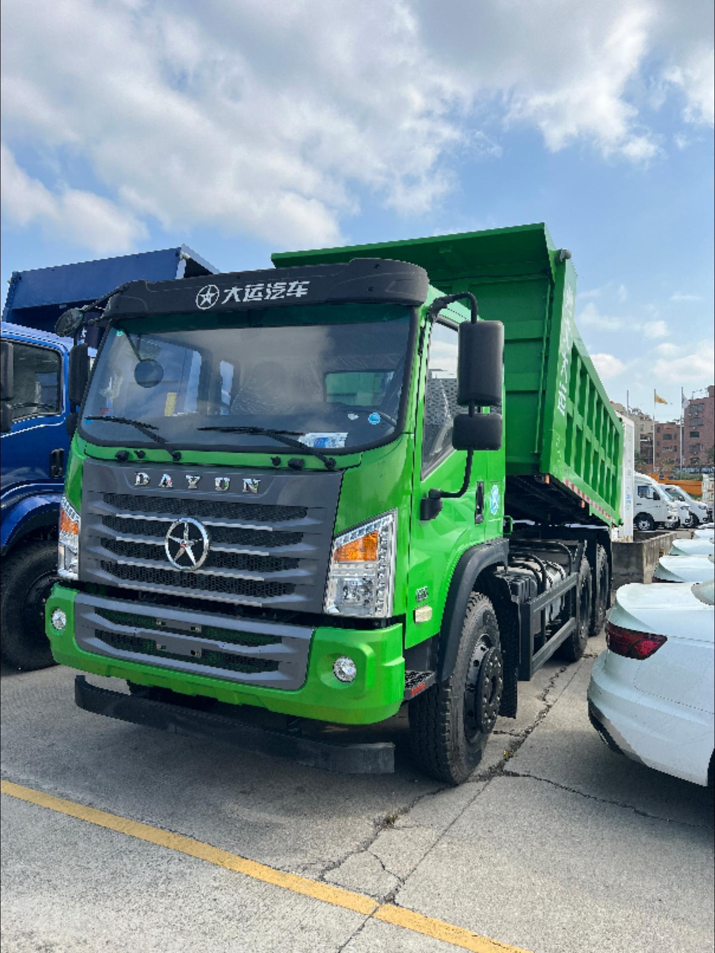 大运轻量化后八轮,玉柴四缸230马力,十档箱,前桥5吨/后桥10吨缩短