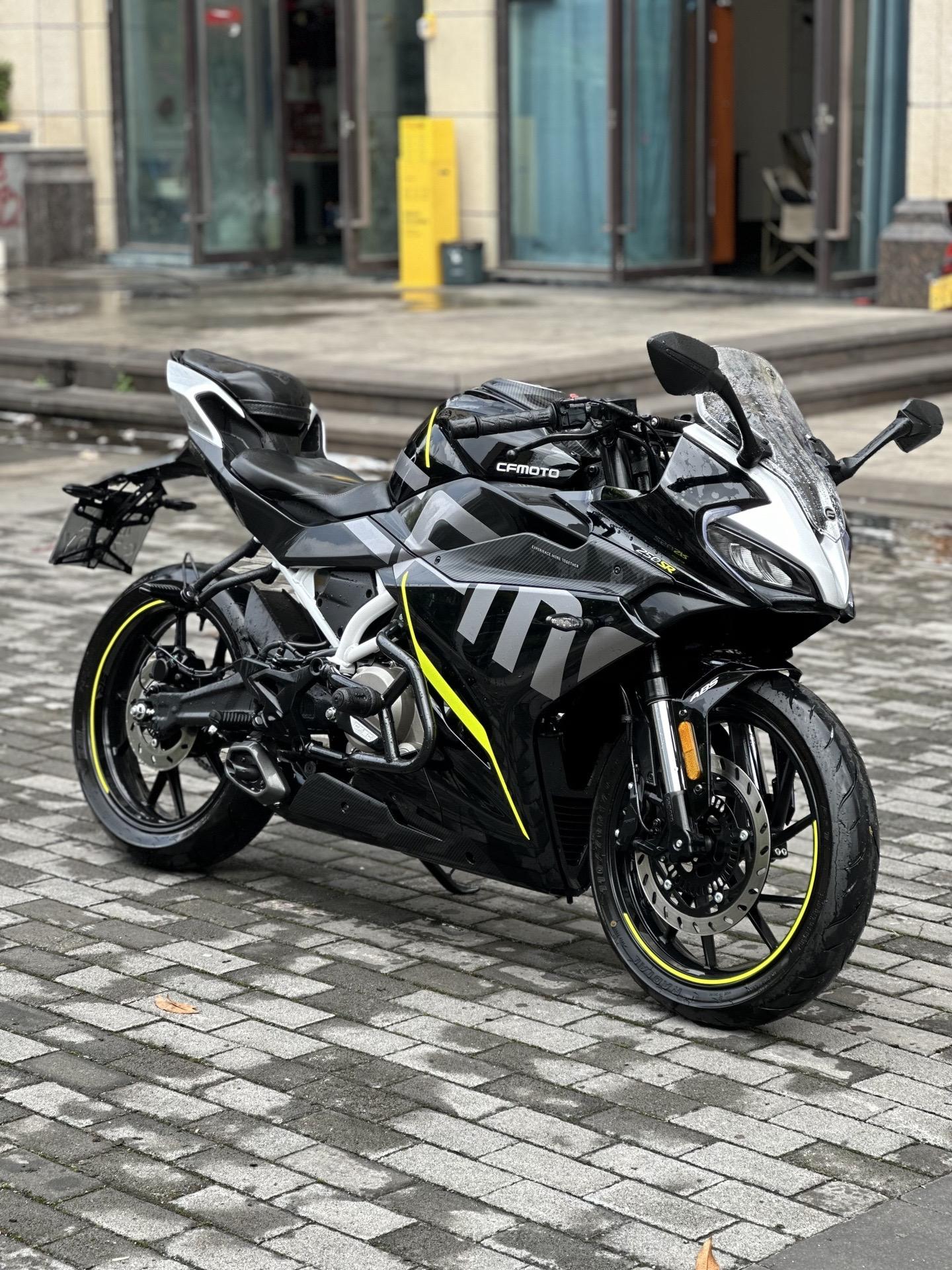 最新到货20年春风sr250高配,二手,200km实表,加装护杠,拓展杆,成色:仅