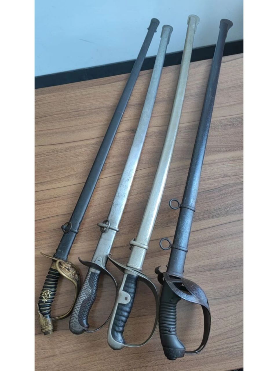 四把不错的西式古董军刀 左起德国1889,瑞士骑兵刀,日本三十二乙式