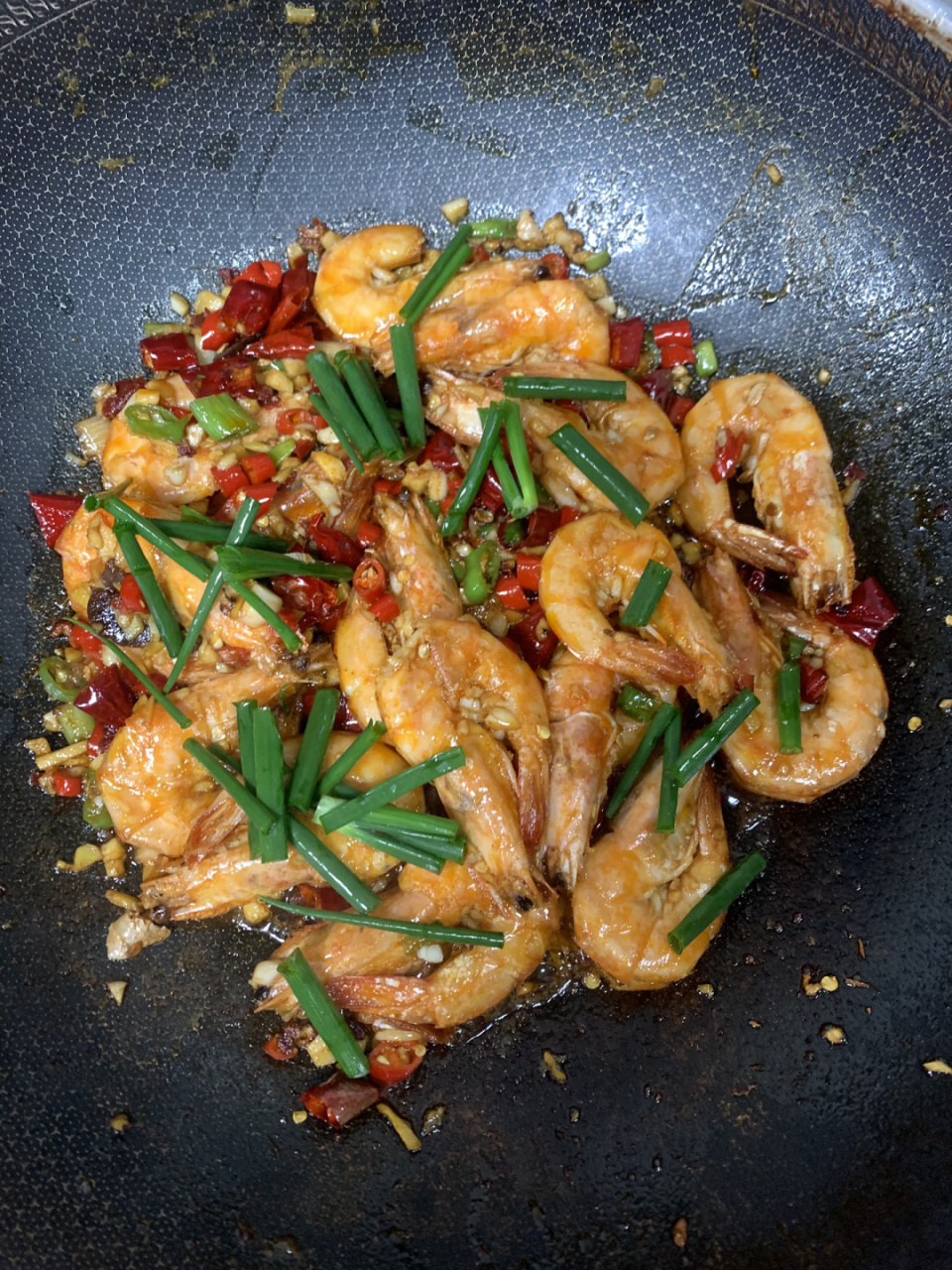 食材:大虾,葱,姜,蒜,干辣椒,花椒,线椒 做法: 16615大虾