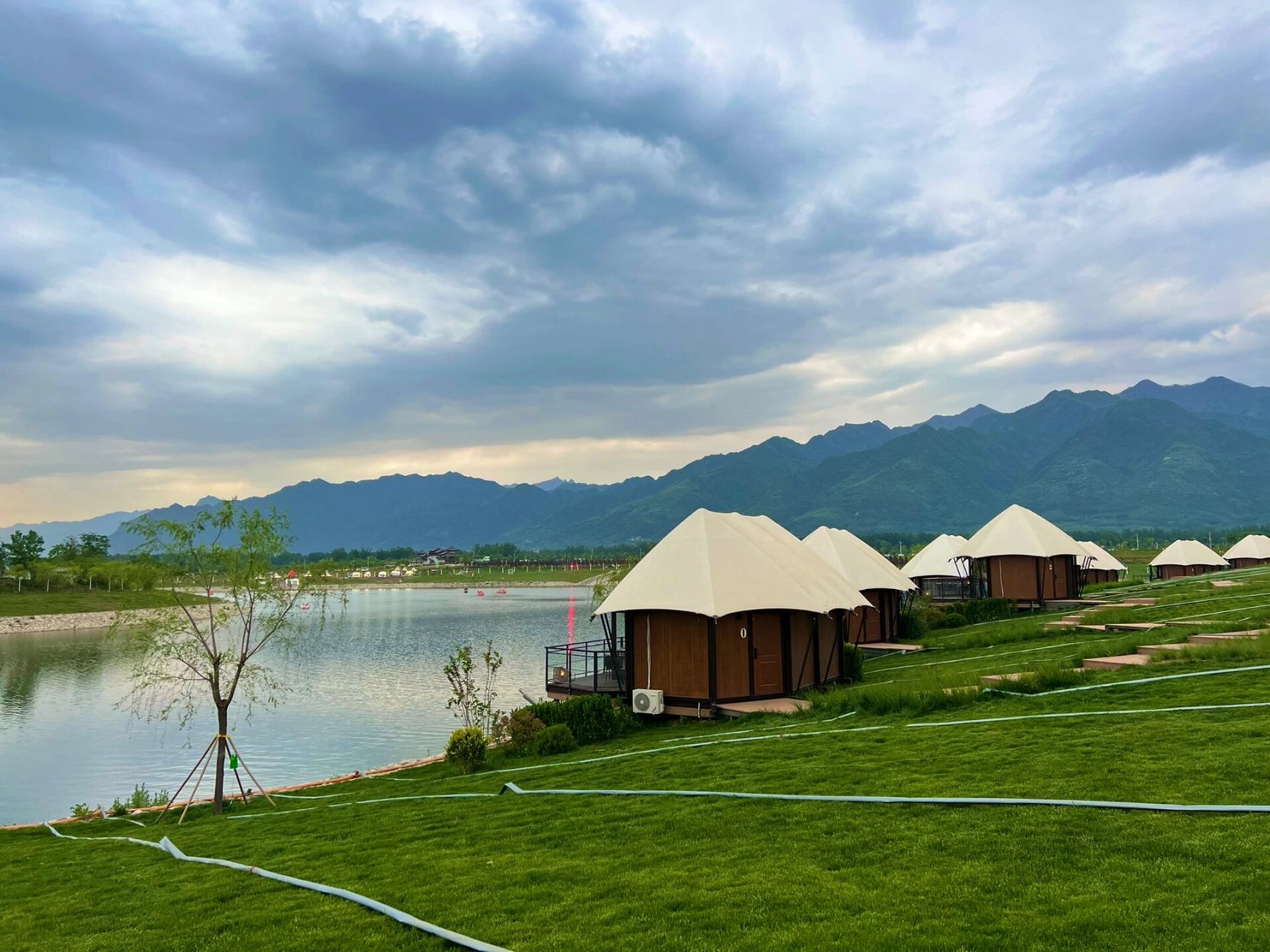 订间木屋,租个天幕,自己带上烧烤食材,叫上三五好友,在多8安岛就度过