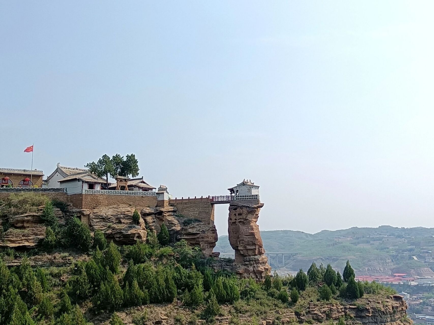 黄河第一奇景 榆林佳县香炉寺 香炉寺坐落于佳县城东北黄河畔的悬崖