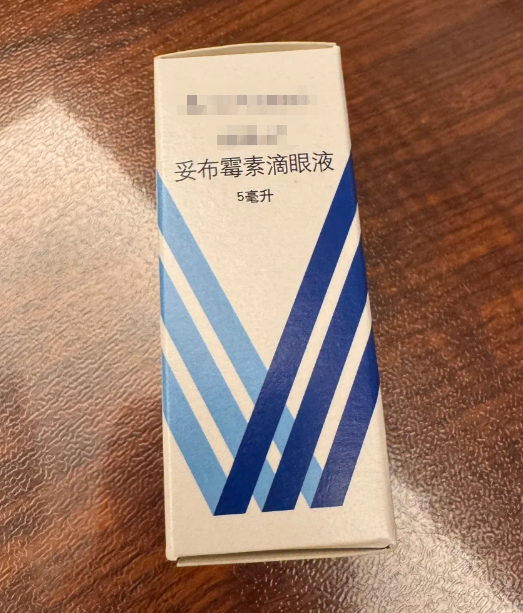 可以用玻璃酸钠滴眼液这类人工泪已嗡 苯海拉明软胶囊苯海拉明滴鼻液