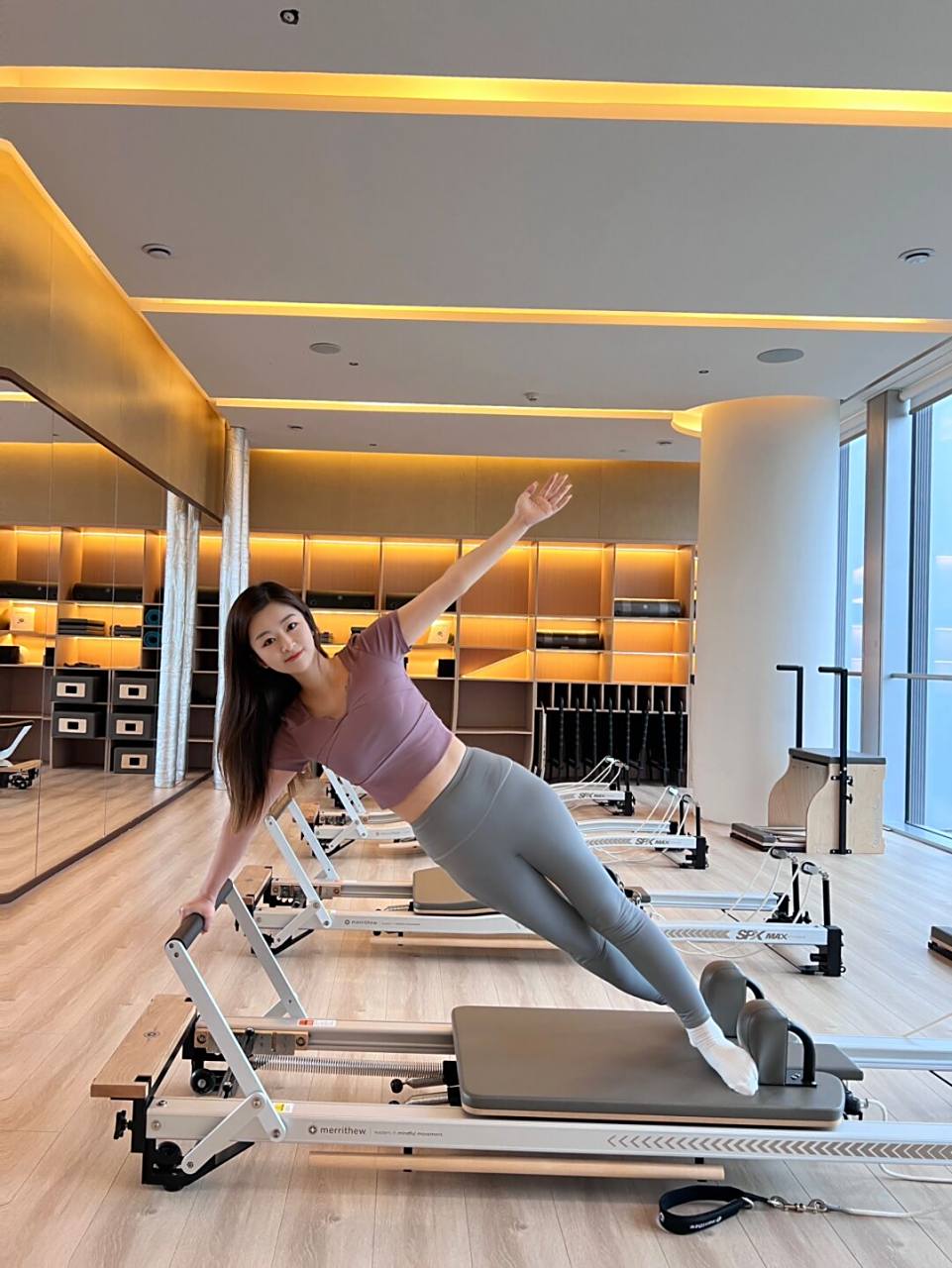 其实美女都在偷偷练习普拉提…… 天天坐办公 天天坐办公室真的不行