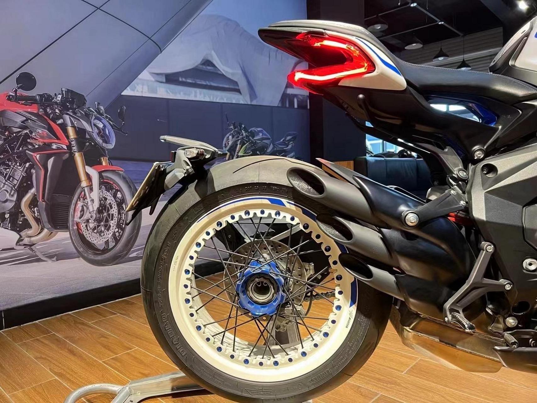 mv 奥古斯塔 dragster 800rr 倍耐力连名限量款 xxx/200 20年上牌