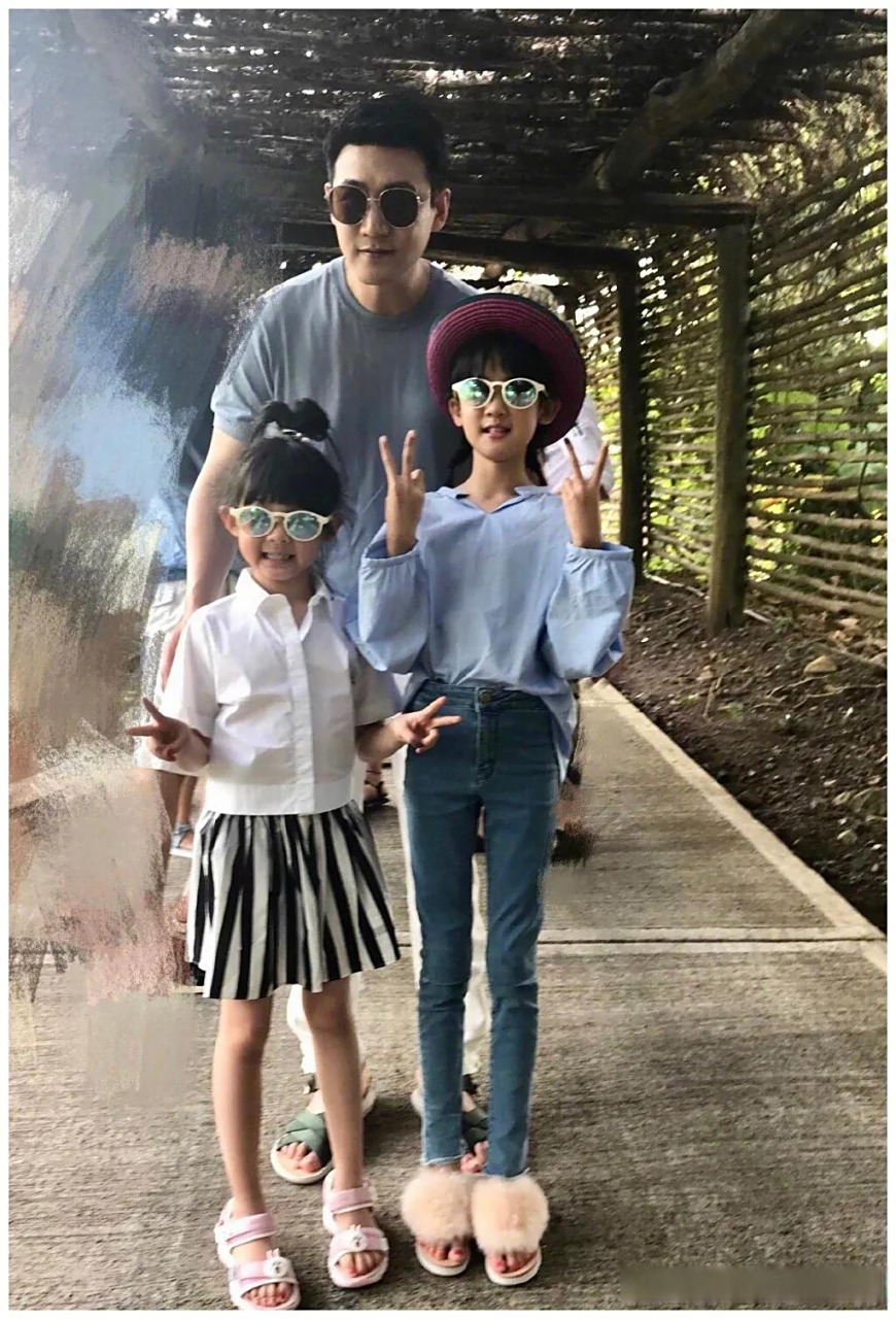 从视频短片中的确能看出来贝儿的大长腿像筷子一样,又长又直.