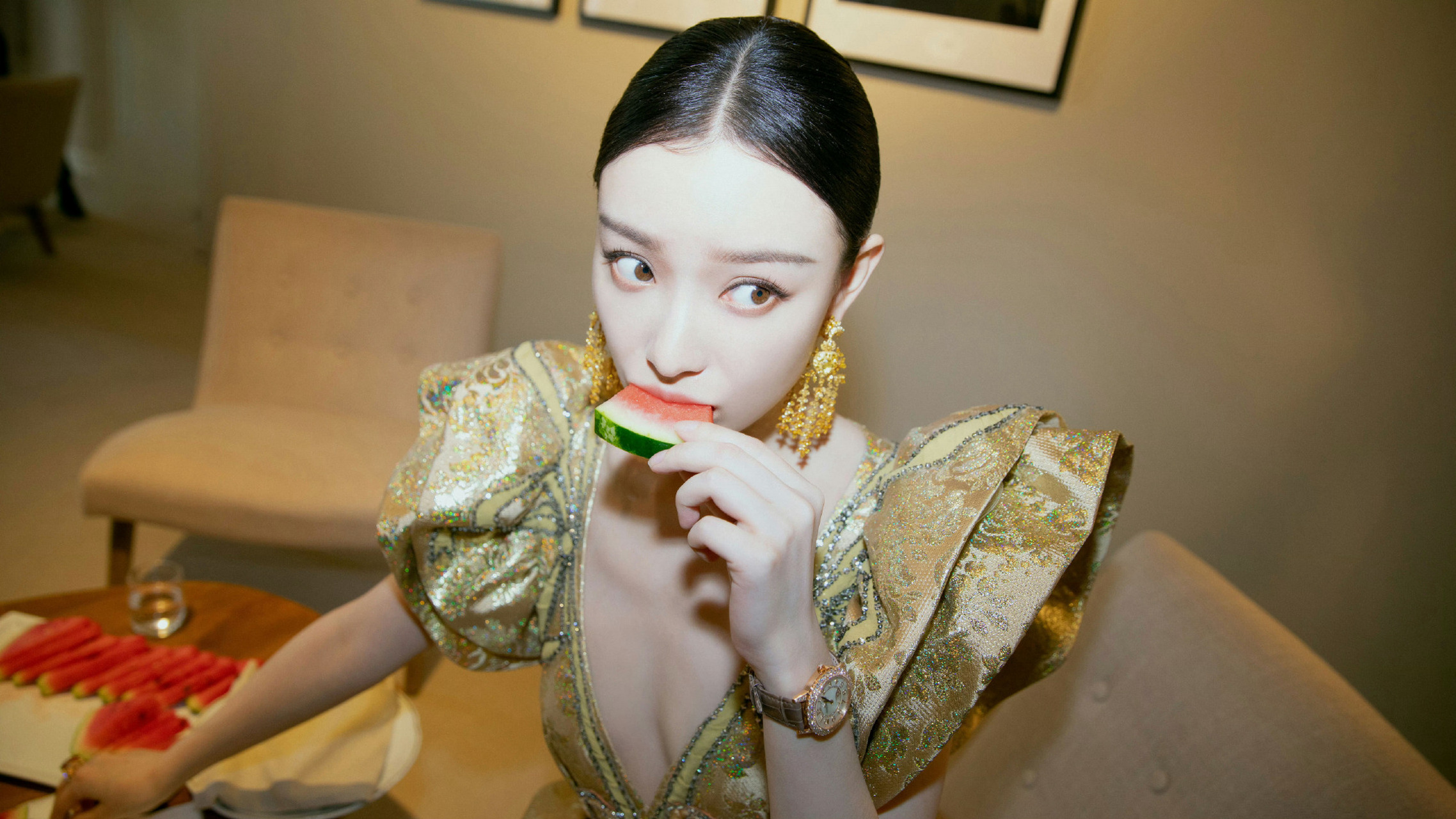 倪妮金色礼服造型