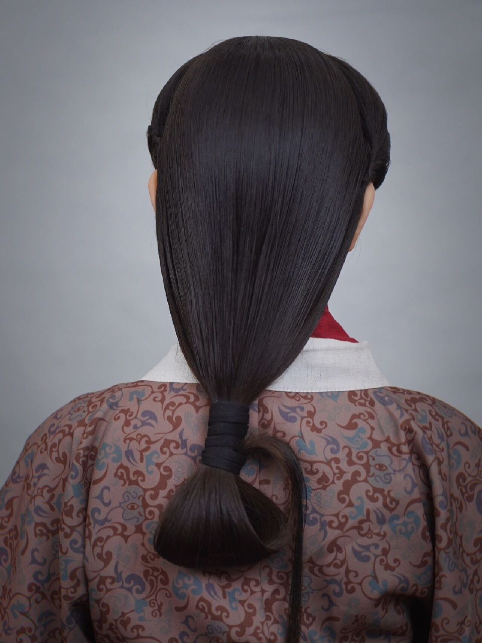 西汉时期女子装束  汉代女性平日着深衣,下摆剪裁 成斜角的称"曲裾"