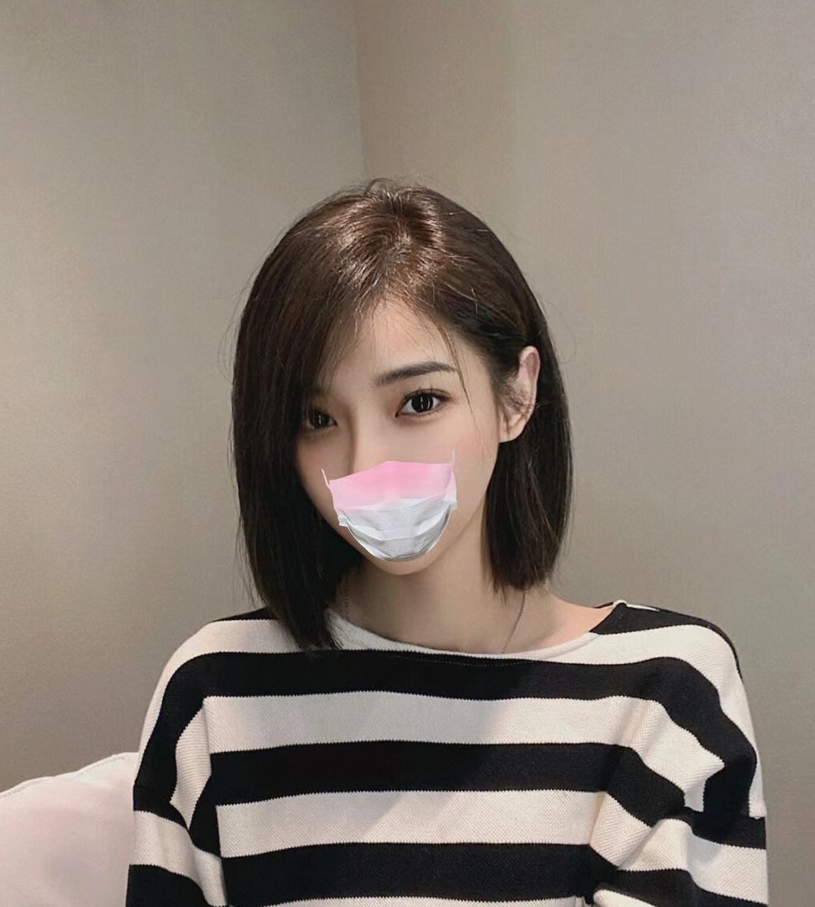 长度在脖子位置 根据身高和脸型选择不同的长短发型整体偏厚重