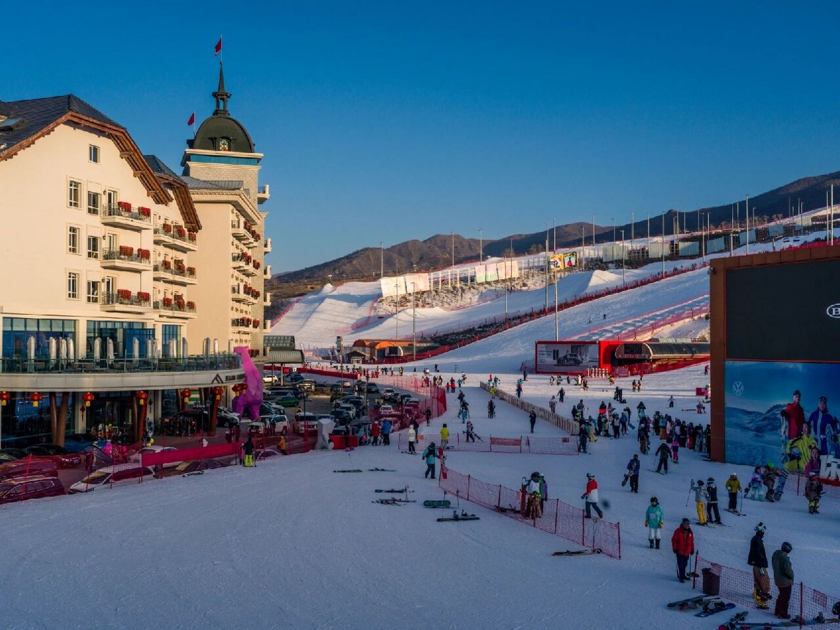 乐园——崇礼富龙四季小镇 崇礼富龙四季小镇位于张家口市崇礼区东侧