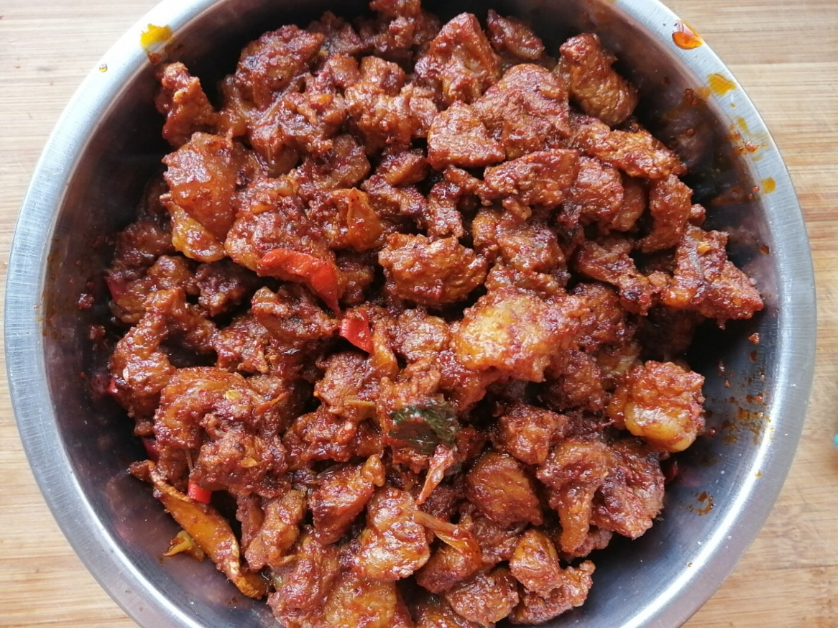 牛肉臊子 1.牛肉切小丁,冷水下锅,放姜片,料酒,煮开.