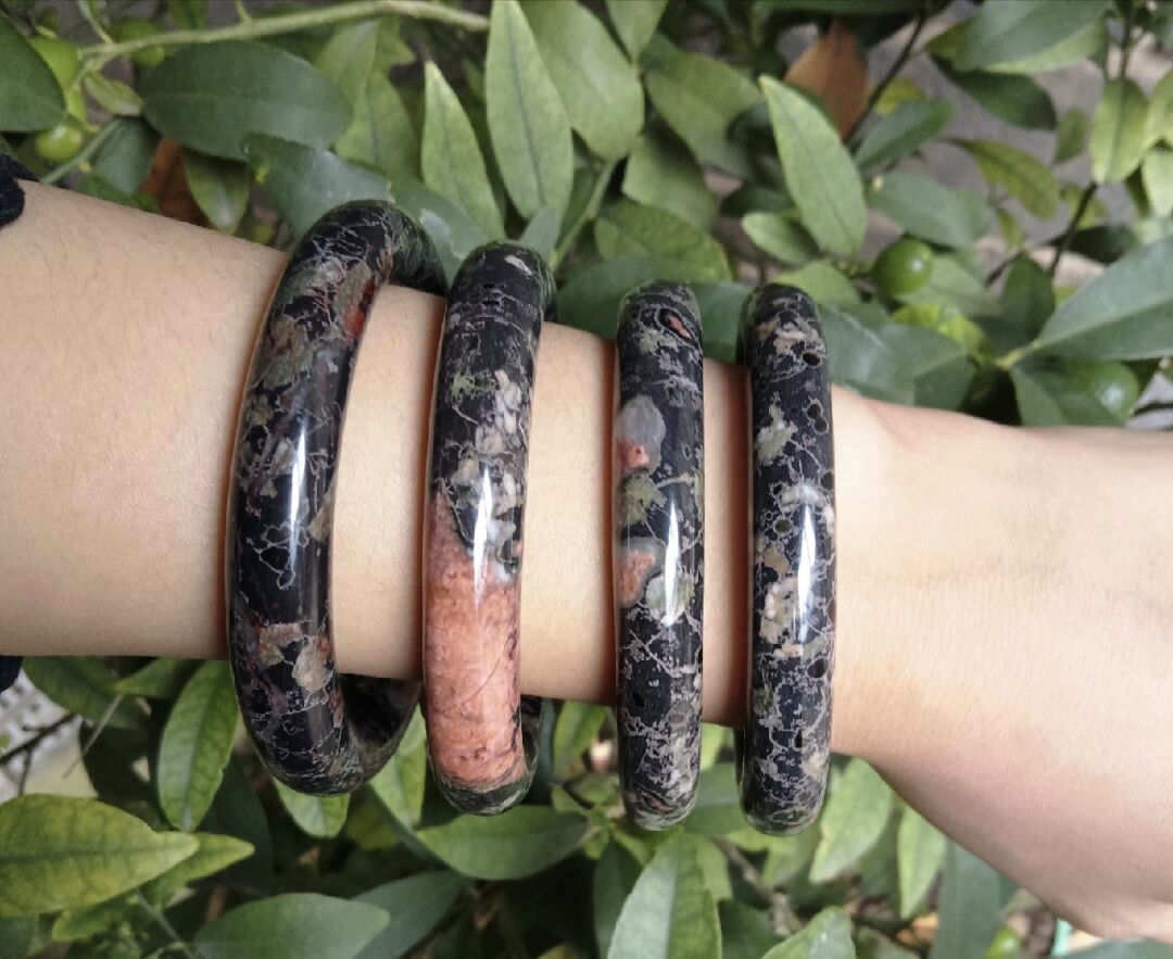 名称:梅花玉(玉石本身五颜六色的梅花图案)(独产于河南洛阳汝阳县)