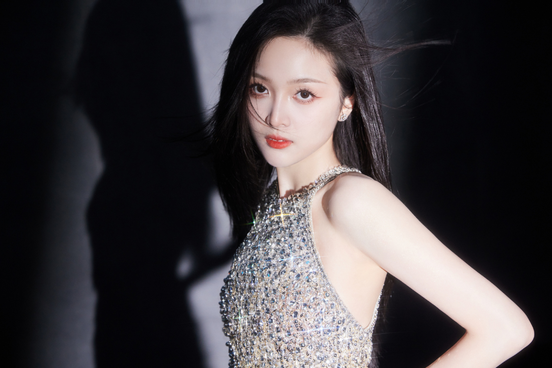 吴宣仪闪钻长裙,长发红唇,婀娜娇美