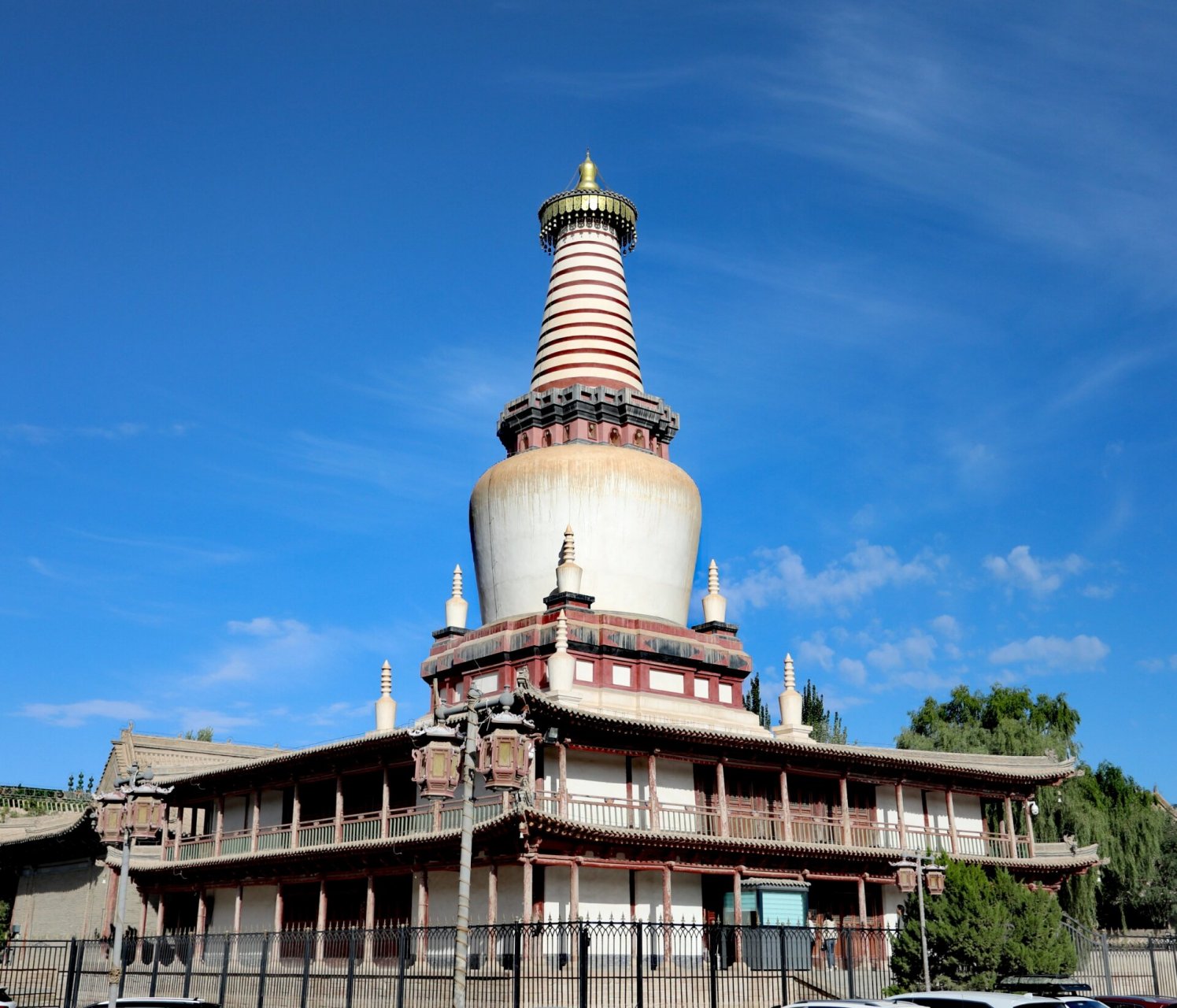 西夏国寺--张掖大佛寺 西夏的建筑都是坐西朝东,这座寺院也是如此.