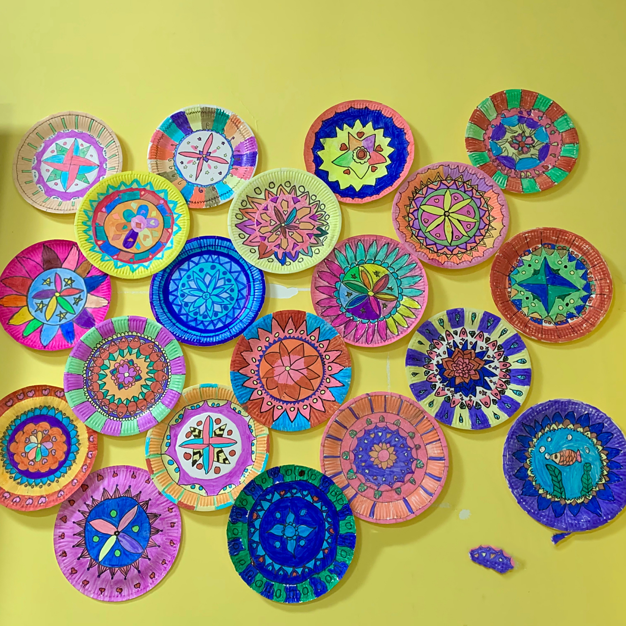 盘子画 儿童画手工创意画 圆盘画禅绕画 幼儿园画室环创  学生作品