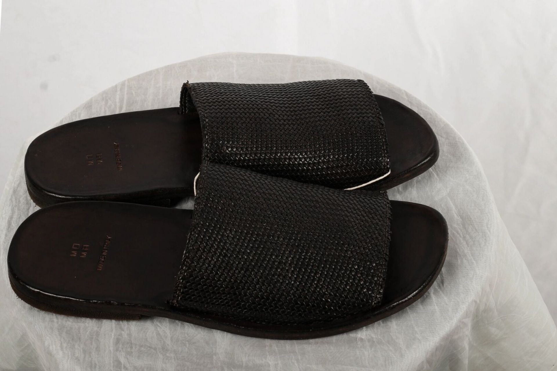 所以我给兄弟们推荐一双来自意大利品牌moma的