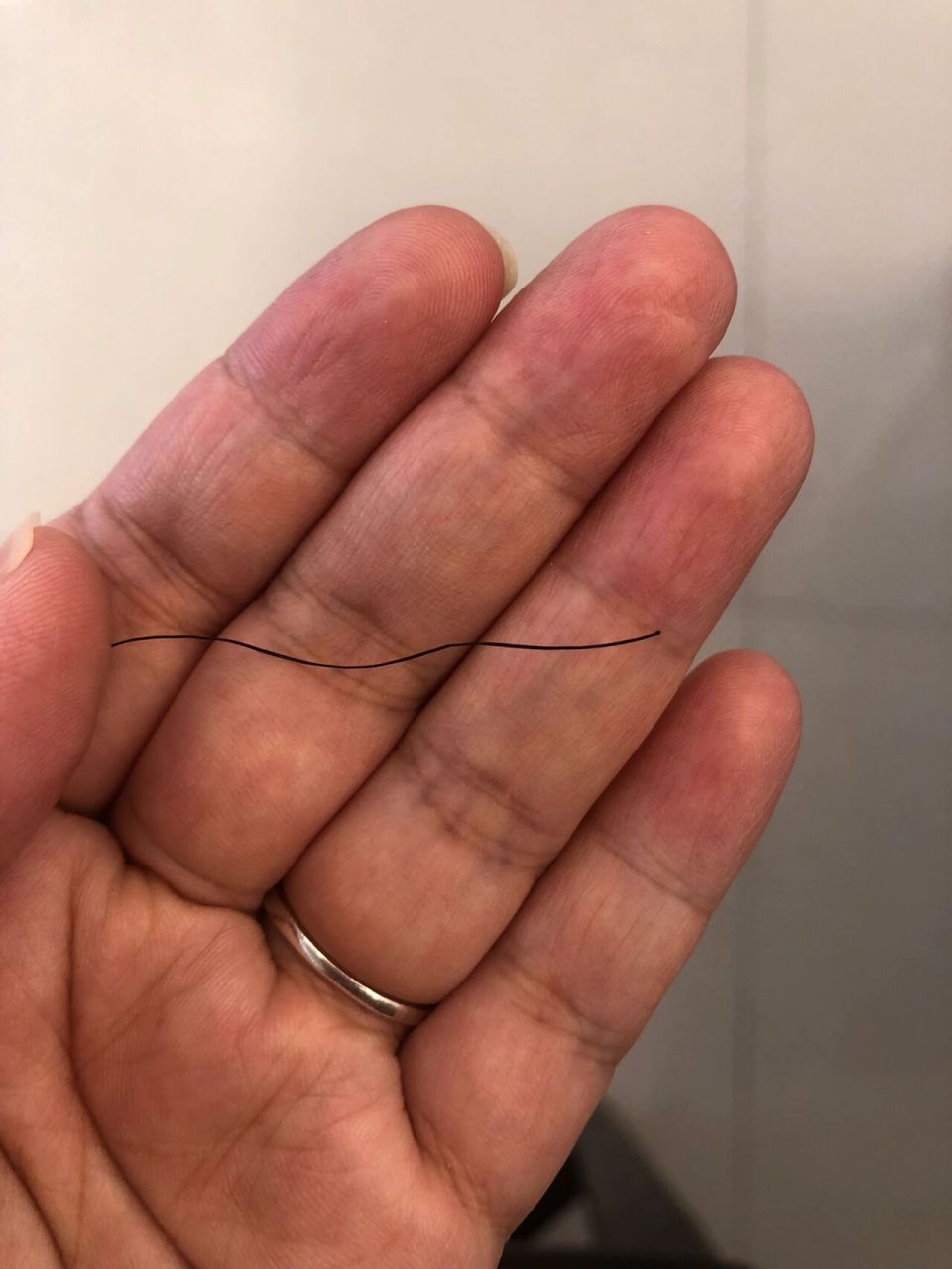 里摸出一根非常粗的头发,还卷,还分叉,这一根头发都抵得上好几根了