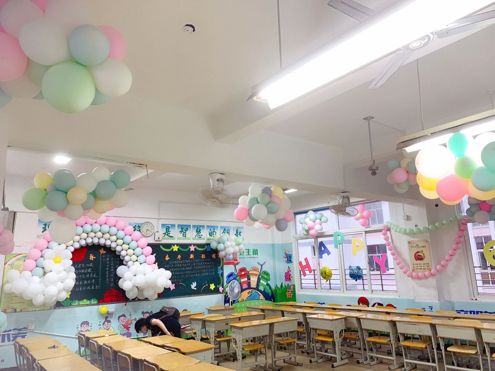 六一班级教室布置 氛围布置,教室气球云朵,气球彩虹,气球珠链,氛围感