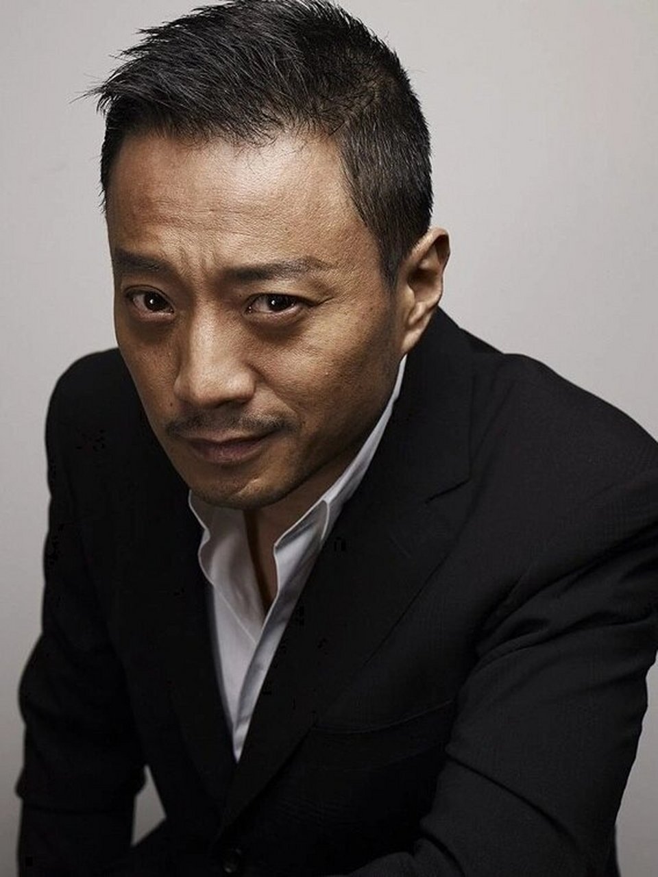 (硬汉)张涵予个人资料 张涵予是一位备受推崇的中国内地男演员,也是一