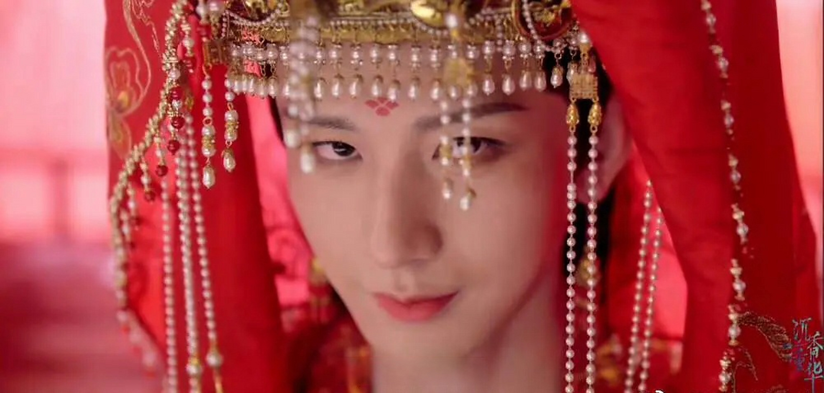 成毅在莲花楼里的女装扮相,好像有点点辣眼睛.