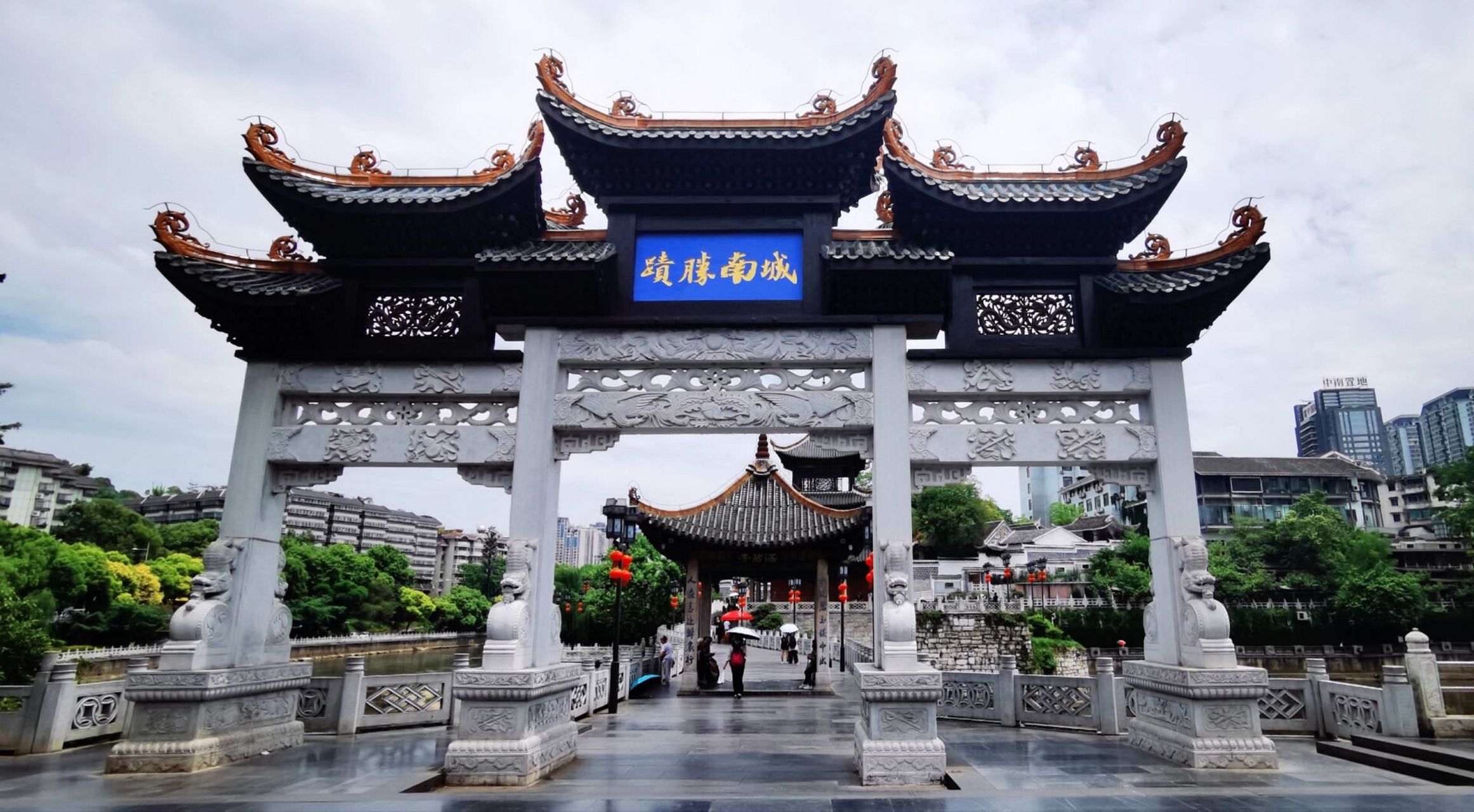 甲秀楼 甲秀楼,位于贵州省贵阳市南明区翠微巷8号,地处南明河上,始建