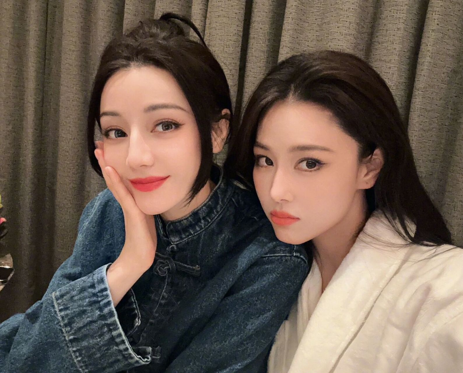 迪丽热巴 张馨予同框拍照,美女贴贴,一时不知道该看谁了,热巴穿了新