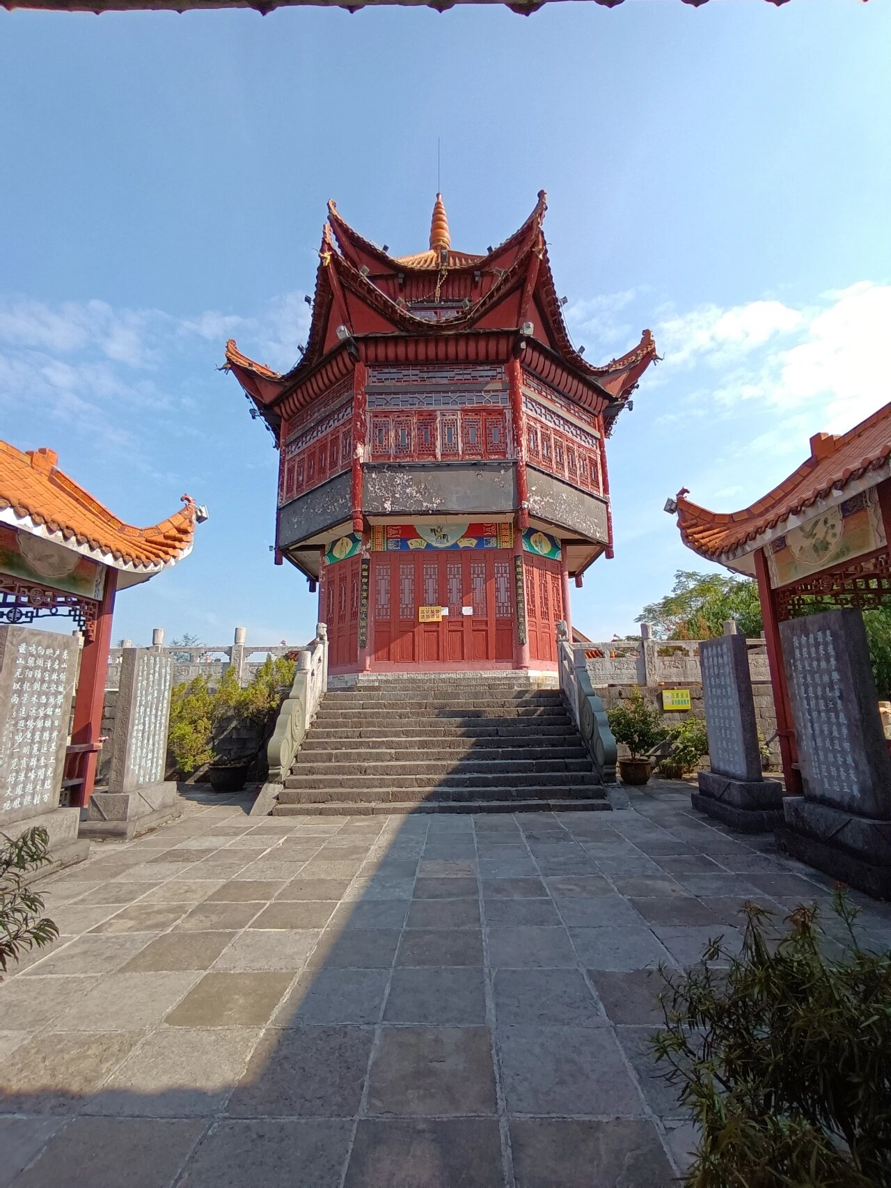 都匀东山公园 闲来无事,一大早我们几个人相约去爬东山,听说总共有八