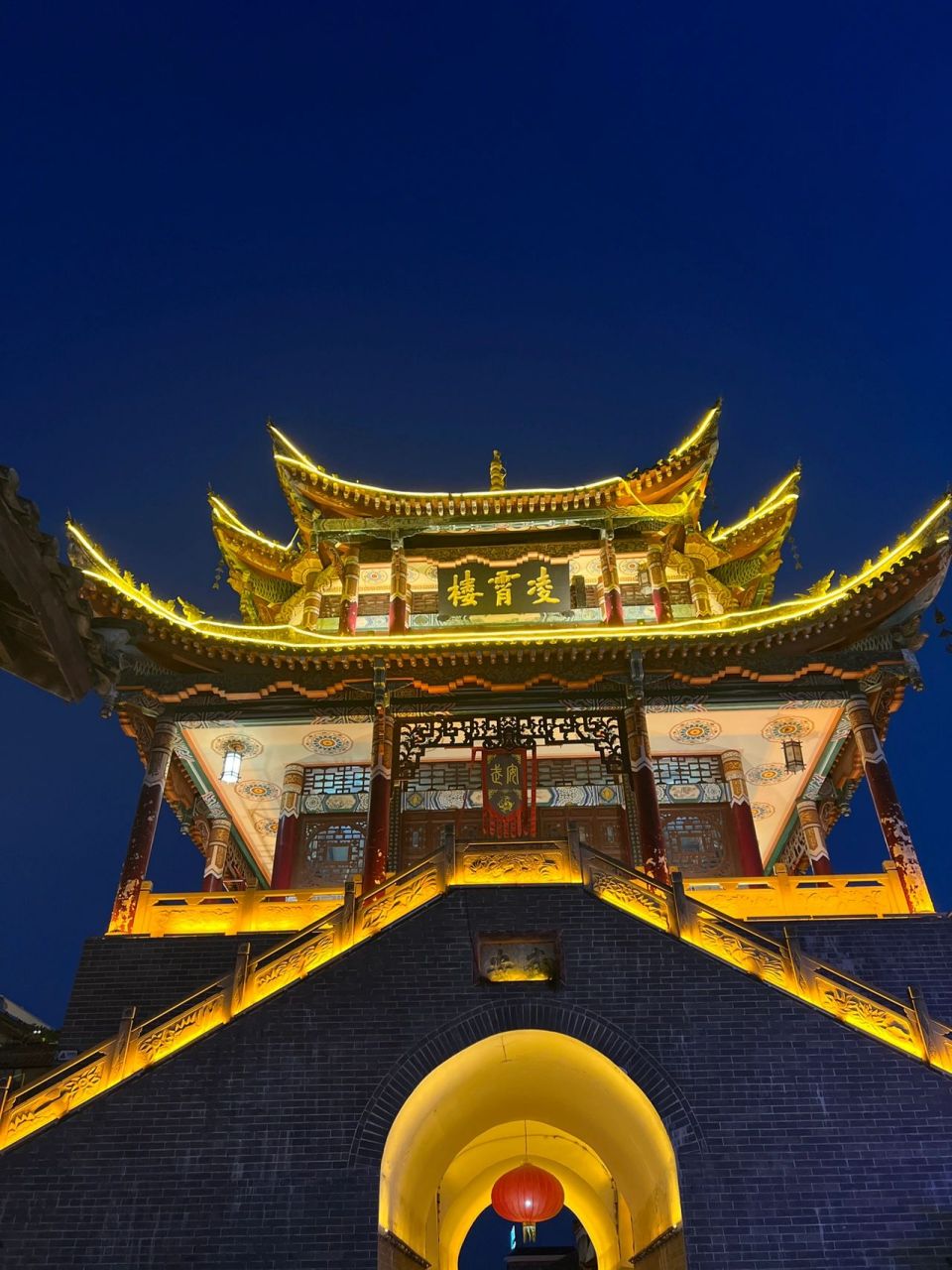 会理,位于凉山彝族自治州,属于四川,但它位于川滇交界,离云南也很近.