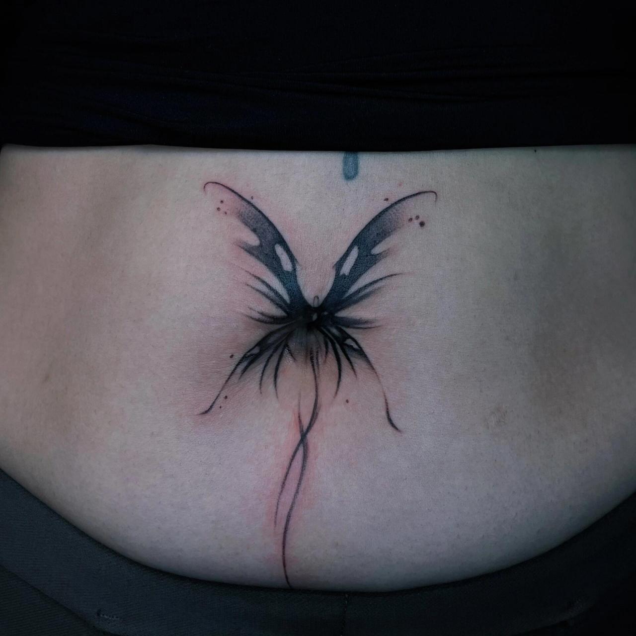 爱美的女子连肚脐也不放过～ 78肚脐不好看怎么办,刺个小纹身盖住它