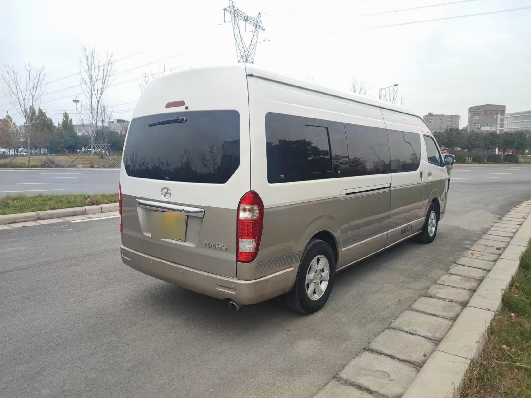 18年5月上牌九龙海狮商务,17座,非营运,绵阳3.