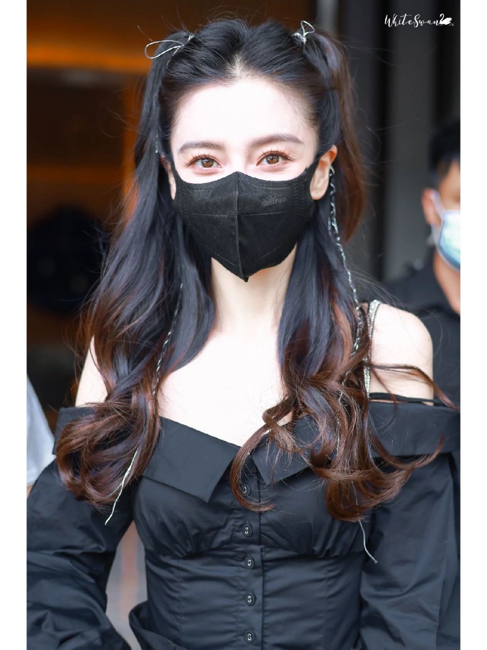 angelababy心动的信号录制上班,黑色吊带搭配短裤,这身造型简单也日常