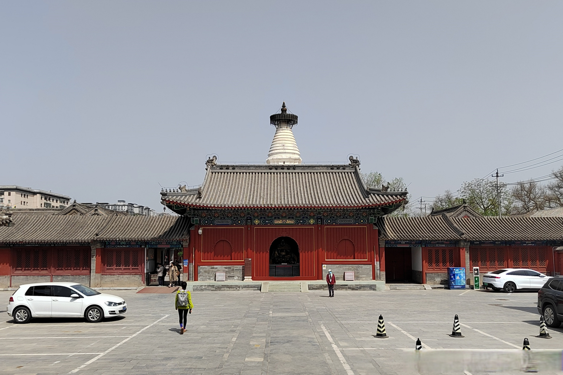 在北京市西城区阜城门内大街北侧,矗立着一座高大的妙应寺白塔,乃元