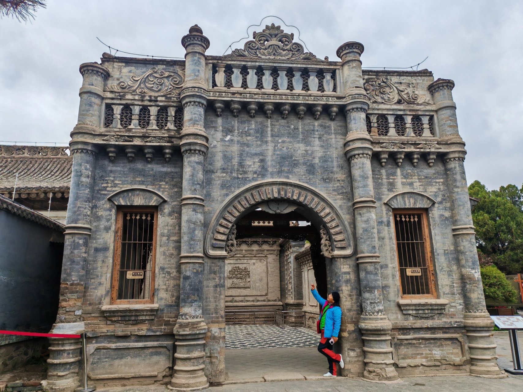 10早上兰南汽车南站坐班在到临夏,车出兰州往临夏,路两边宗教氛围越来