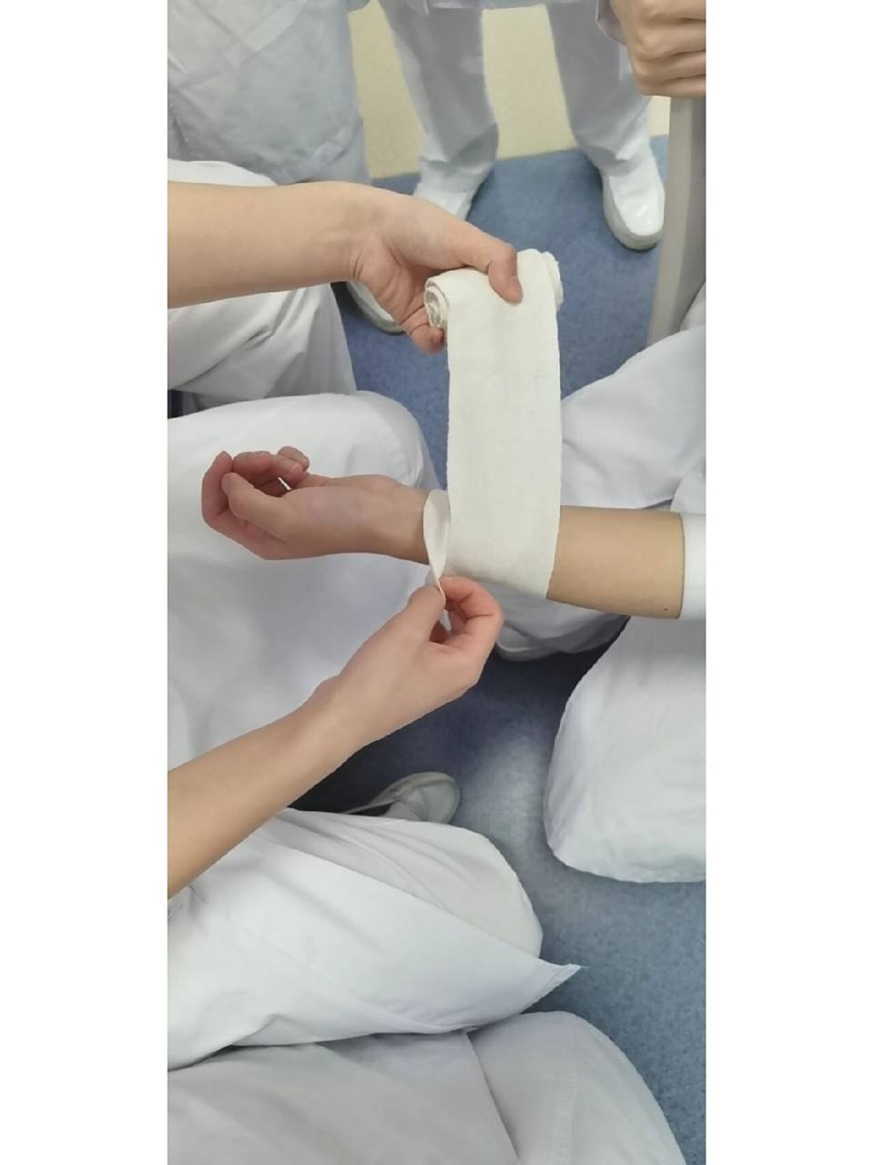 手臂包扎()大家的手都好好看