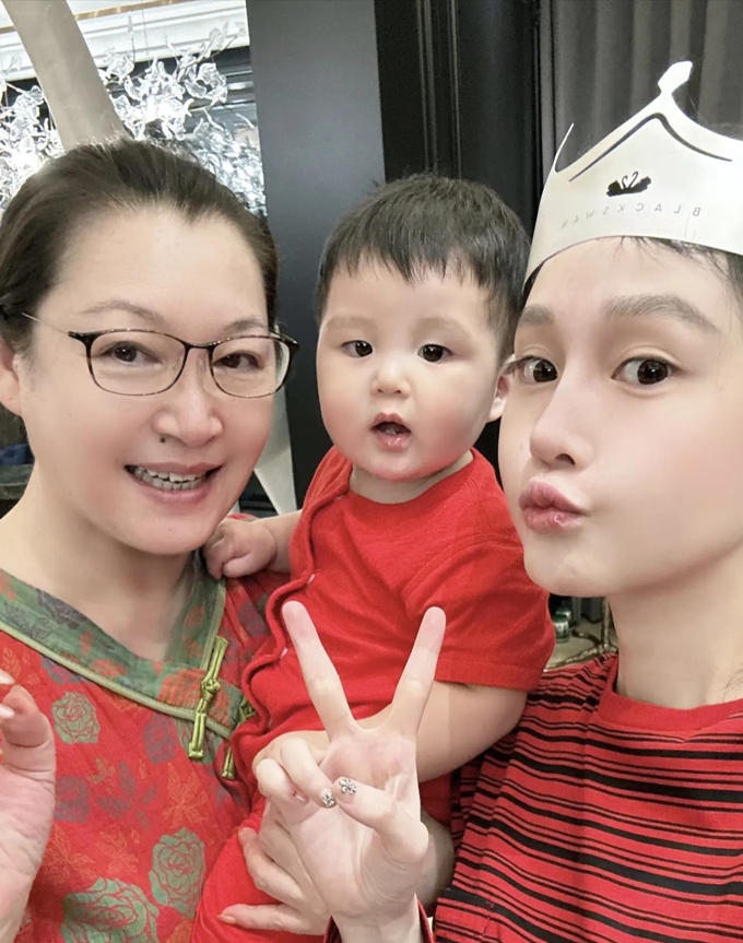 大年初一,赵本山喜气洋洋地为女儿庆祝28岁生日,祖孙三代同堂,真是