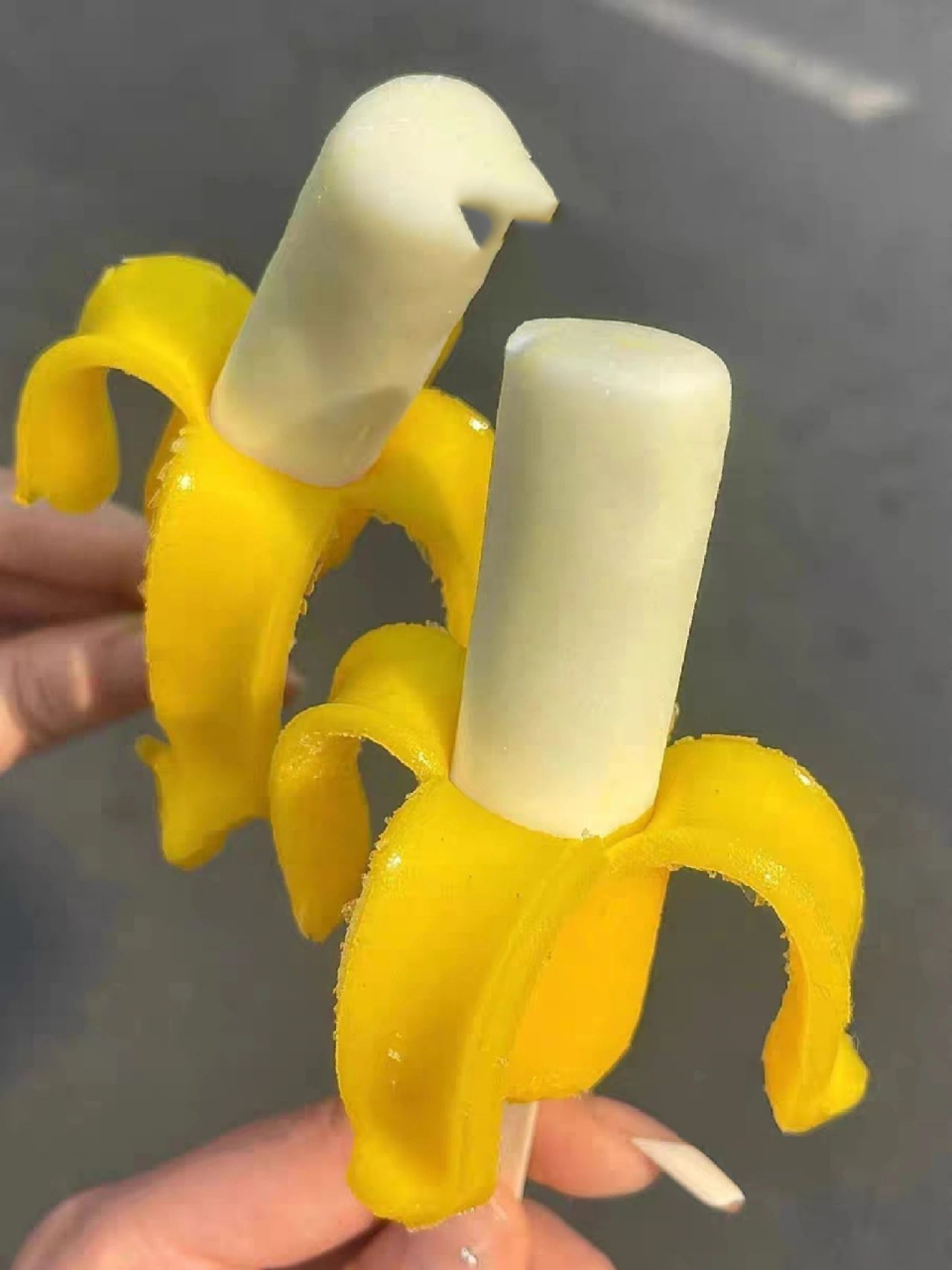 你有吃过手剥的雪糕吗剥皮香蕉火出圈97 这款雪糕好有趣,长的很像