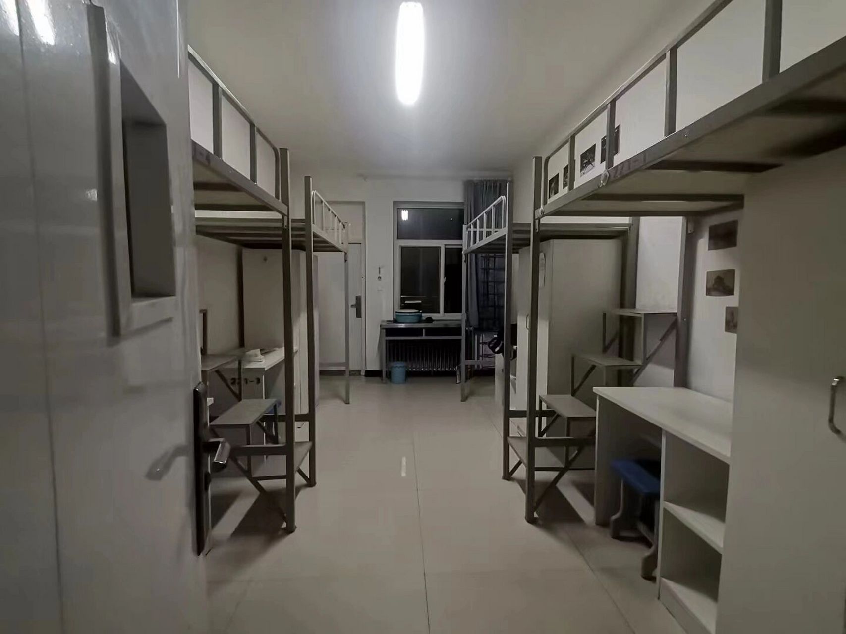 榆林学院绥德师范校区宿舍 绥德师范学院的宿舍,上床下桌四人间,有