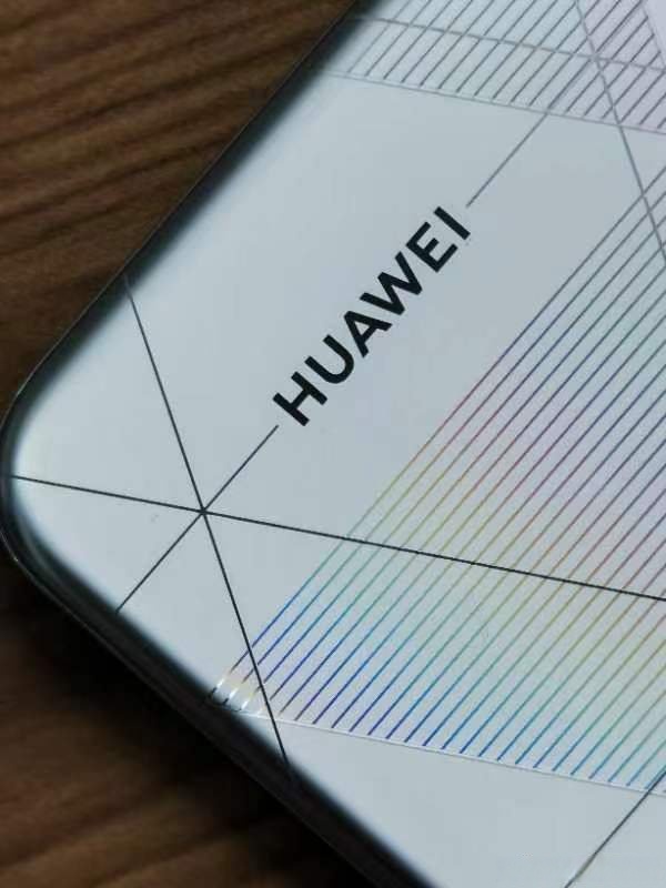 这种刻字的后背纹理类似于激光烧过那种镭射质感非常的有高级感!