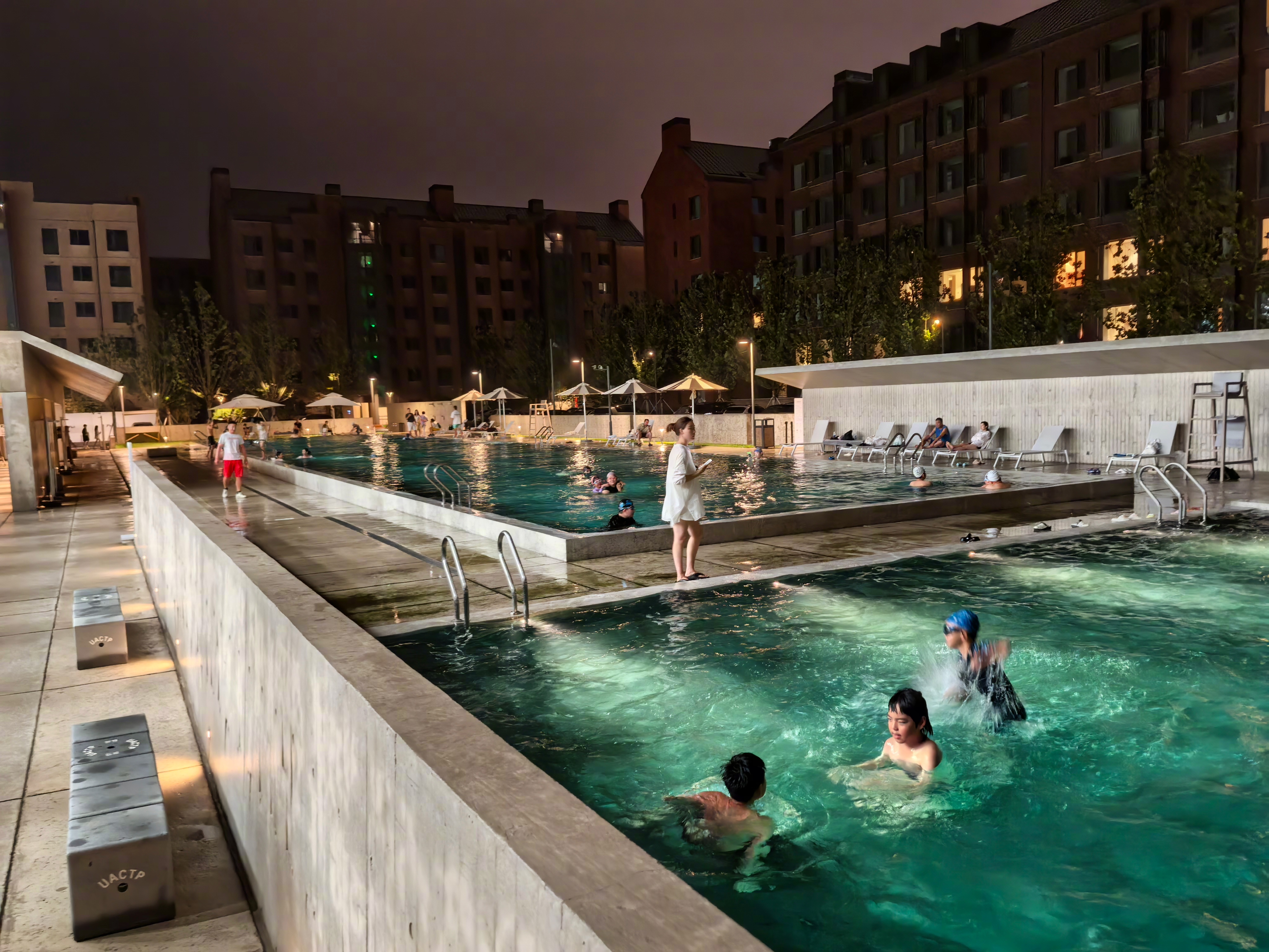 各种配套好,园区里体育馆,大草坪,游泳池,甚至