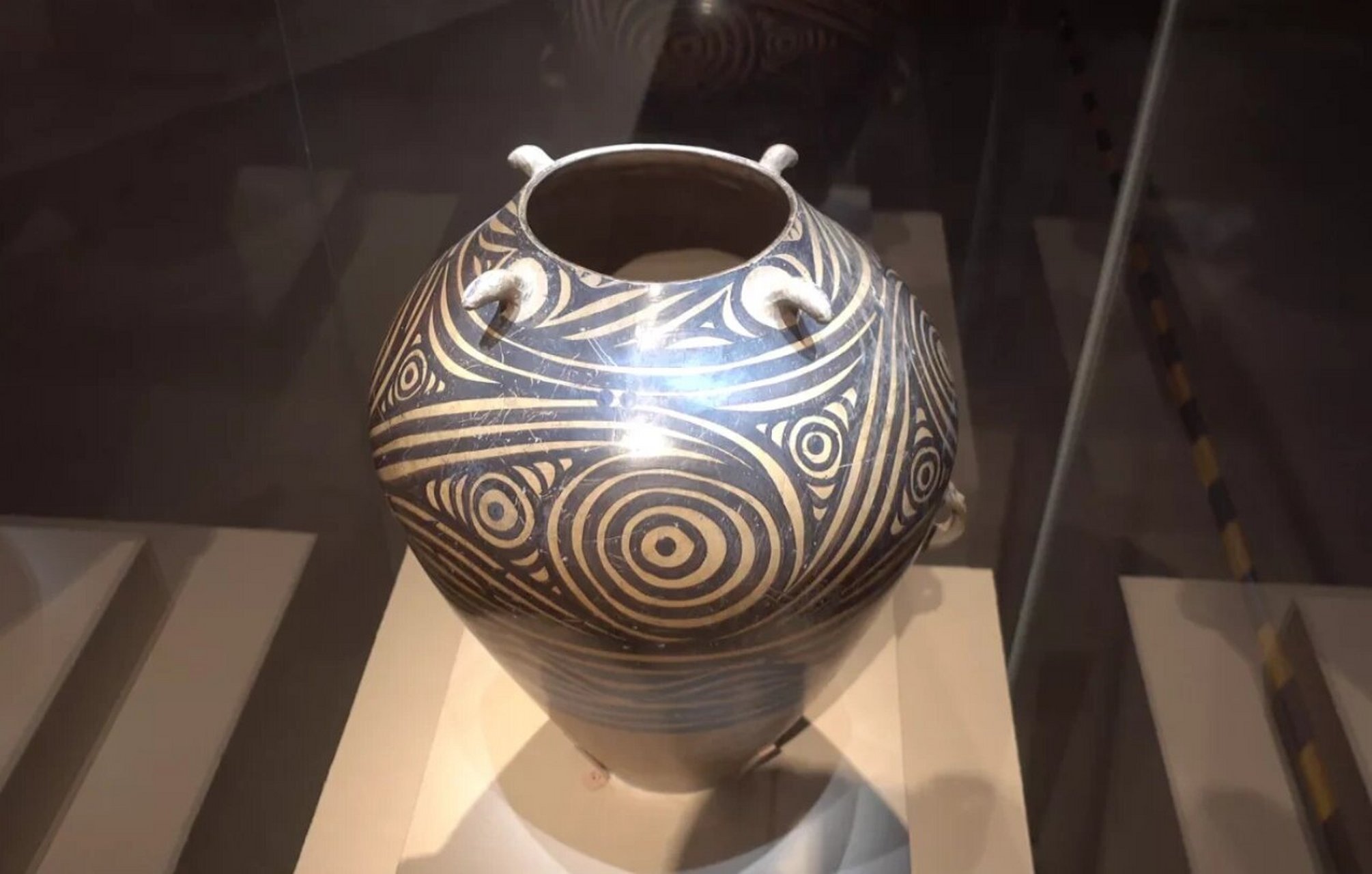 指尖上的美术史9799②漩涡纹彩陶四系罐 99文物介绍: 漩涡纹