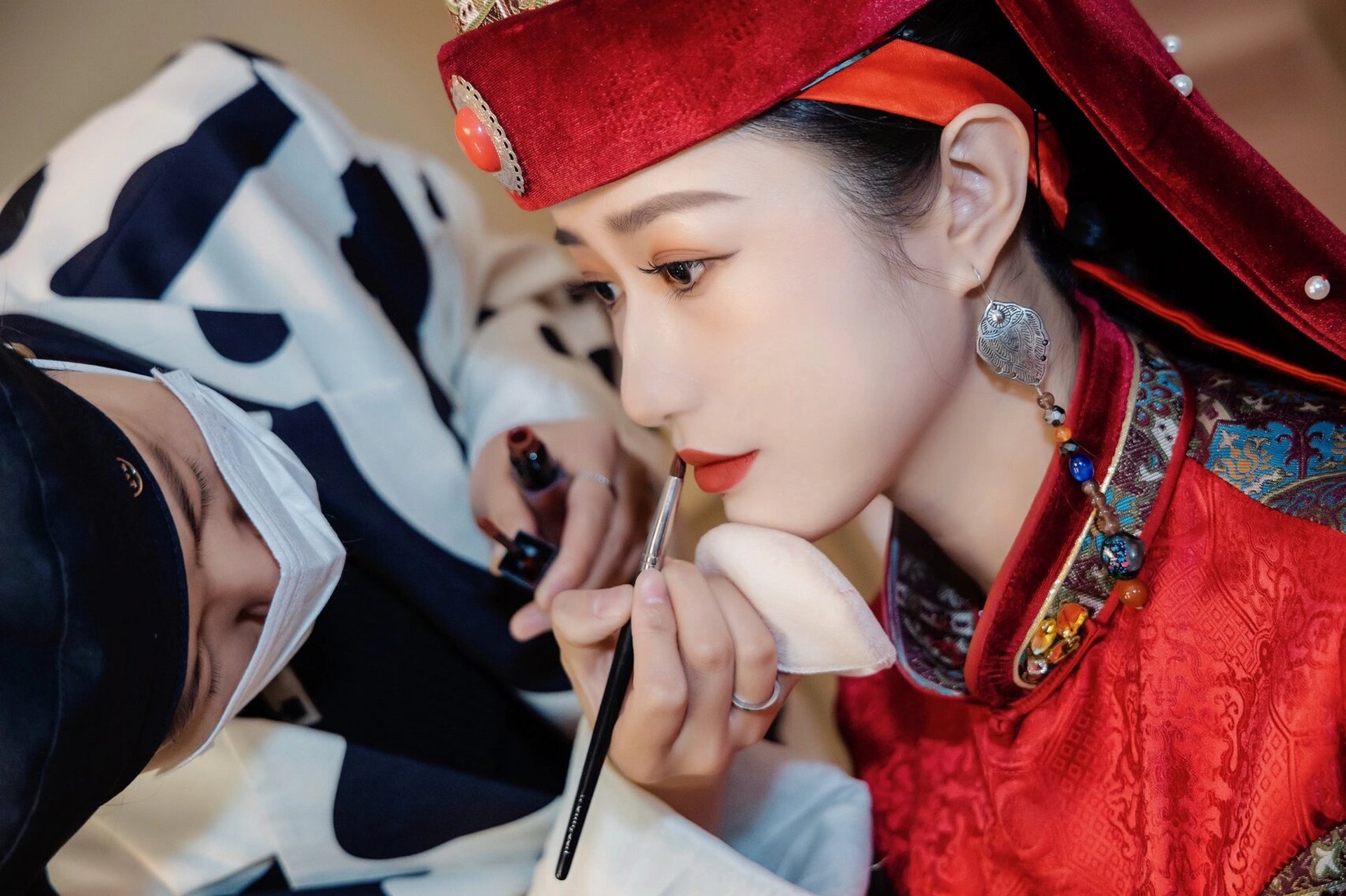 蒙古族婚礼# #蒙古族服装# #蒙古袍# #蒙古袍婚纱照# #婚礼妆容