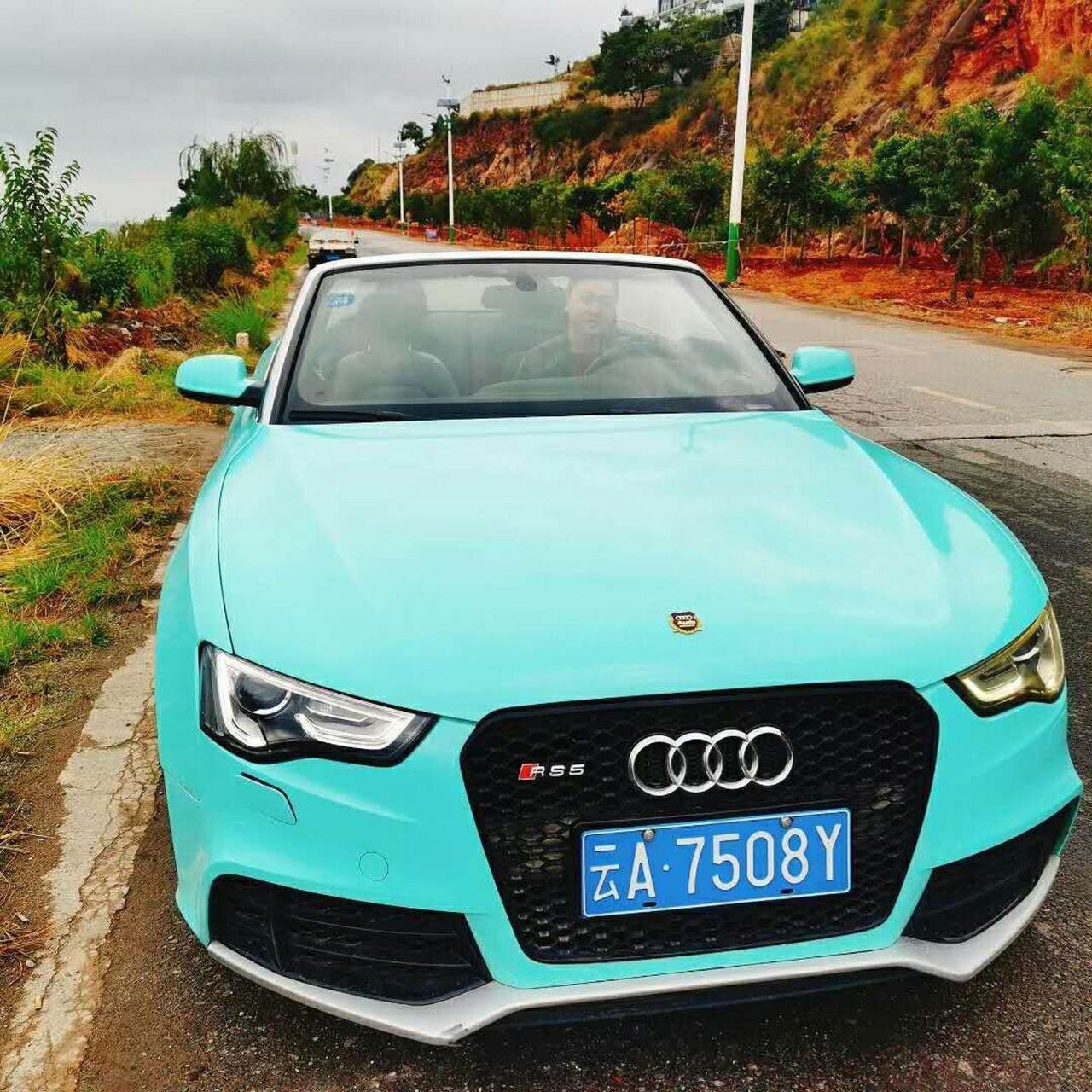 蓝色奥迪a5实拍 蓝天白云下,蓝色奥迪带你融入这美丽的色彩中 #大理