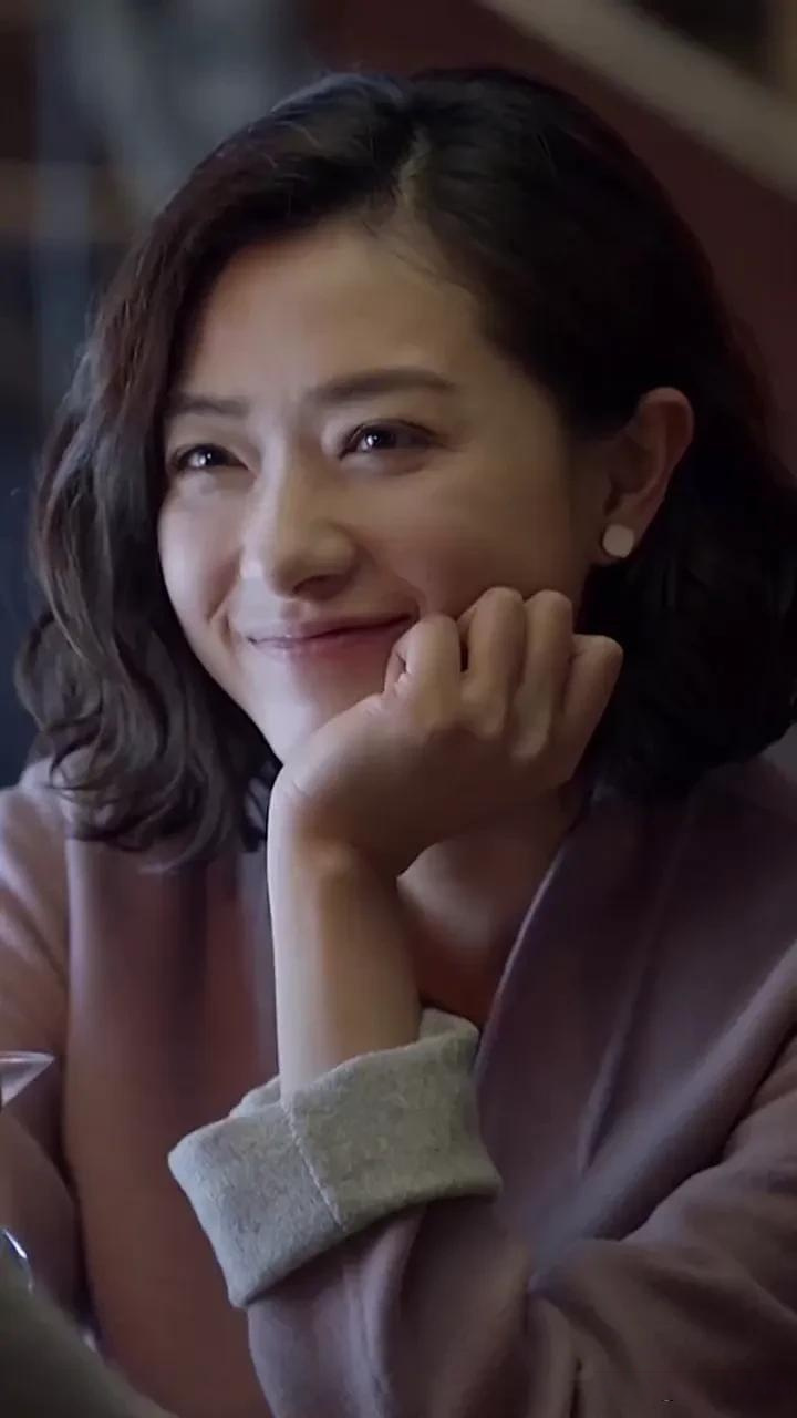 娱乐圈近日掀起一阵波澜,万茜的知乎账号点赞了一条说宁静不好的评论