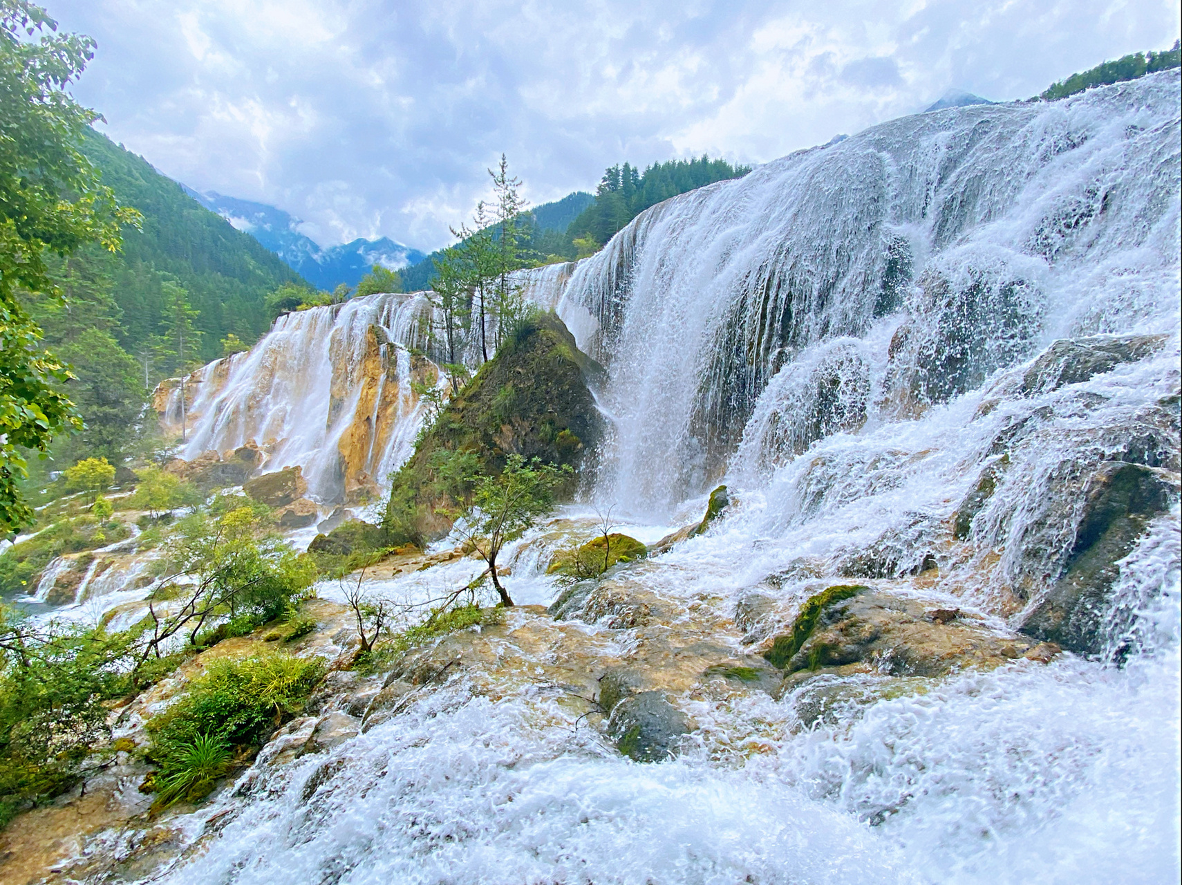 四川阿坝藏族羌族自治州:九寨沟名胜风景区 位于四川省阿坝藏族羌族