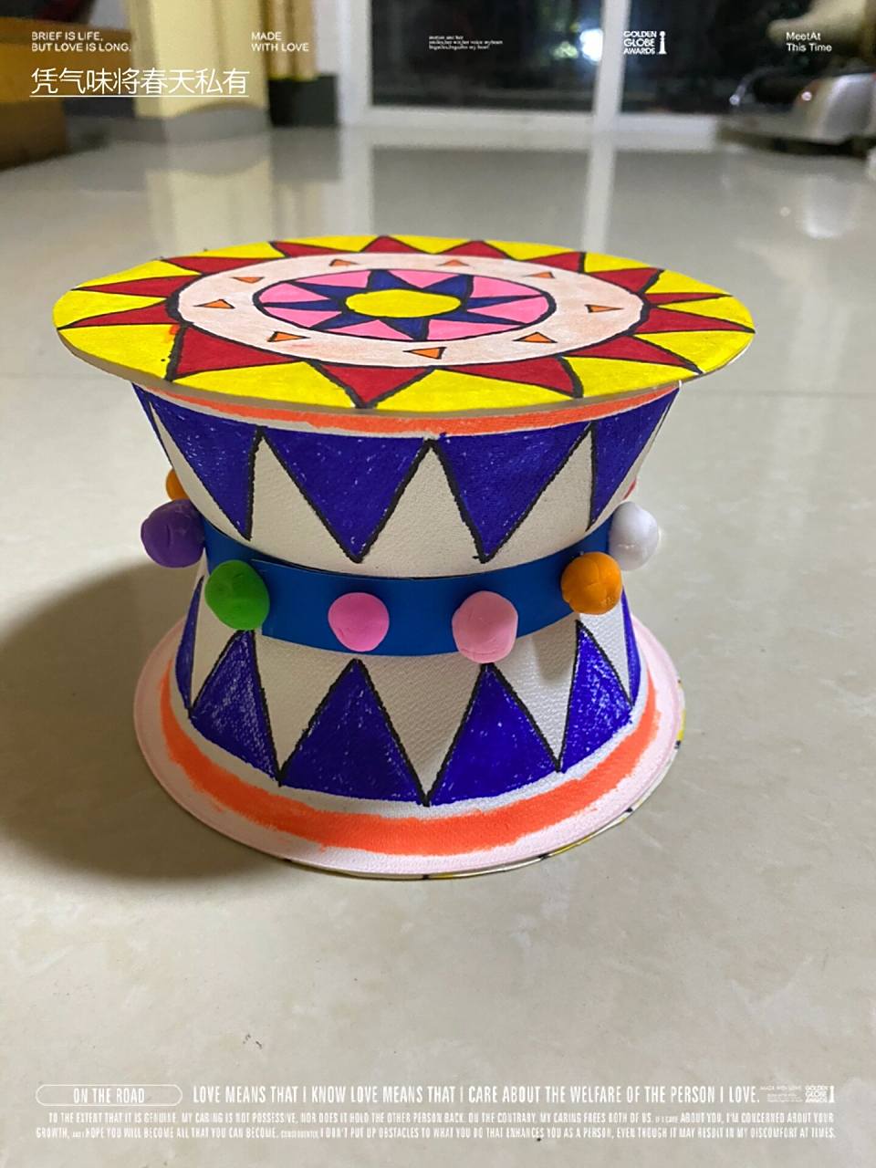 彩色笔 	 一张深蓝色卡纸 彩泥 铜鼓制作没有想象想象中那么难 三月三