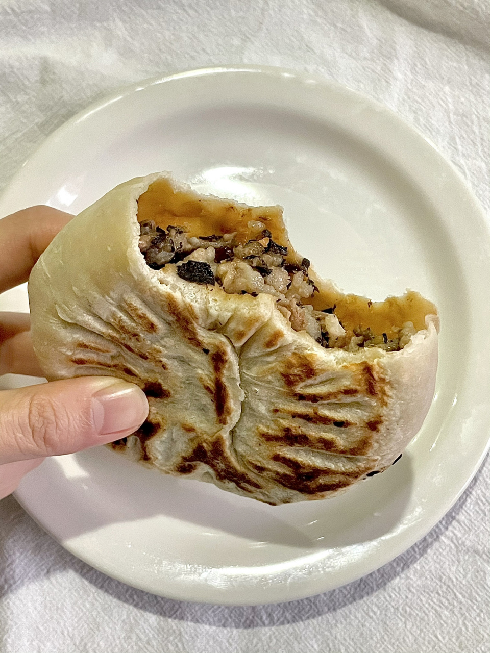 🫓🥙皮薄馅大的永康肉麦饼 🥙 永康肉麦饼 表皮看起来焦脆 麦饼