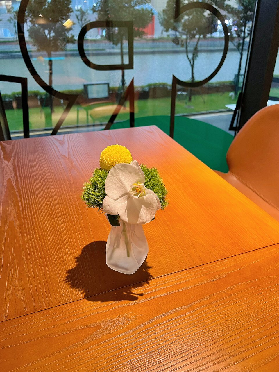 西餐厅的餐桌桌花|花艺插花设计 凡是舍得用鲜花装饰的餐厅 都蛮讲究