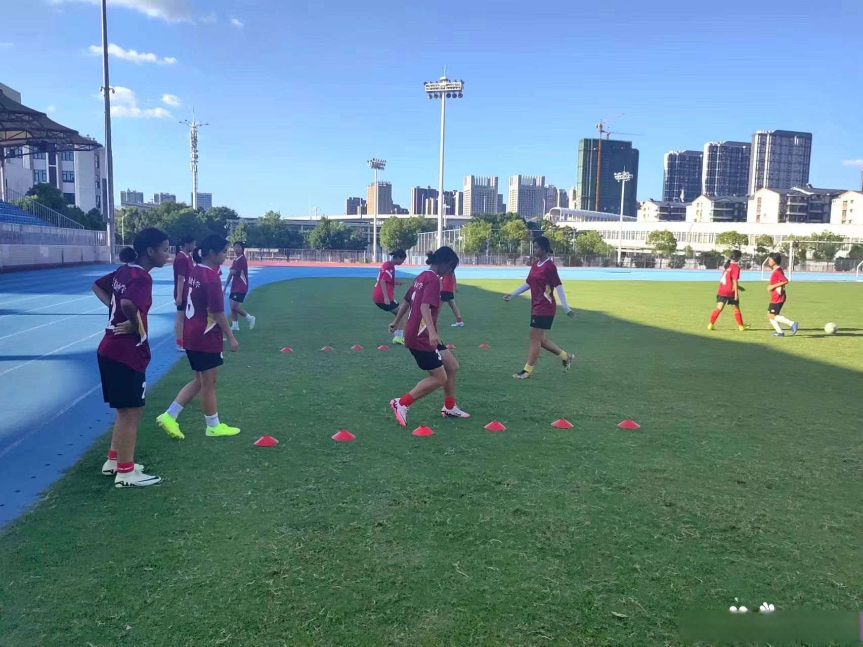 吴家山中学体育与教育"双向奔赴"】近日,吴家山中学女足队在2024年