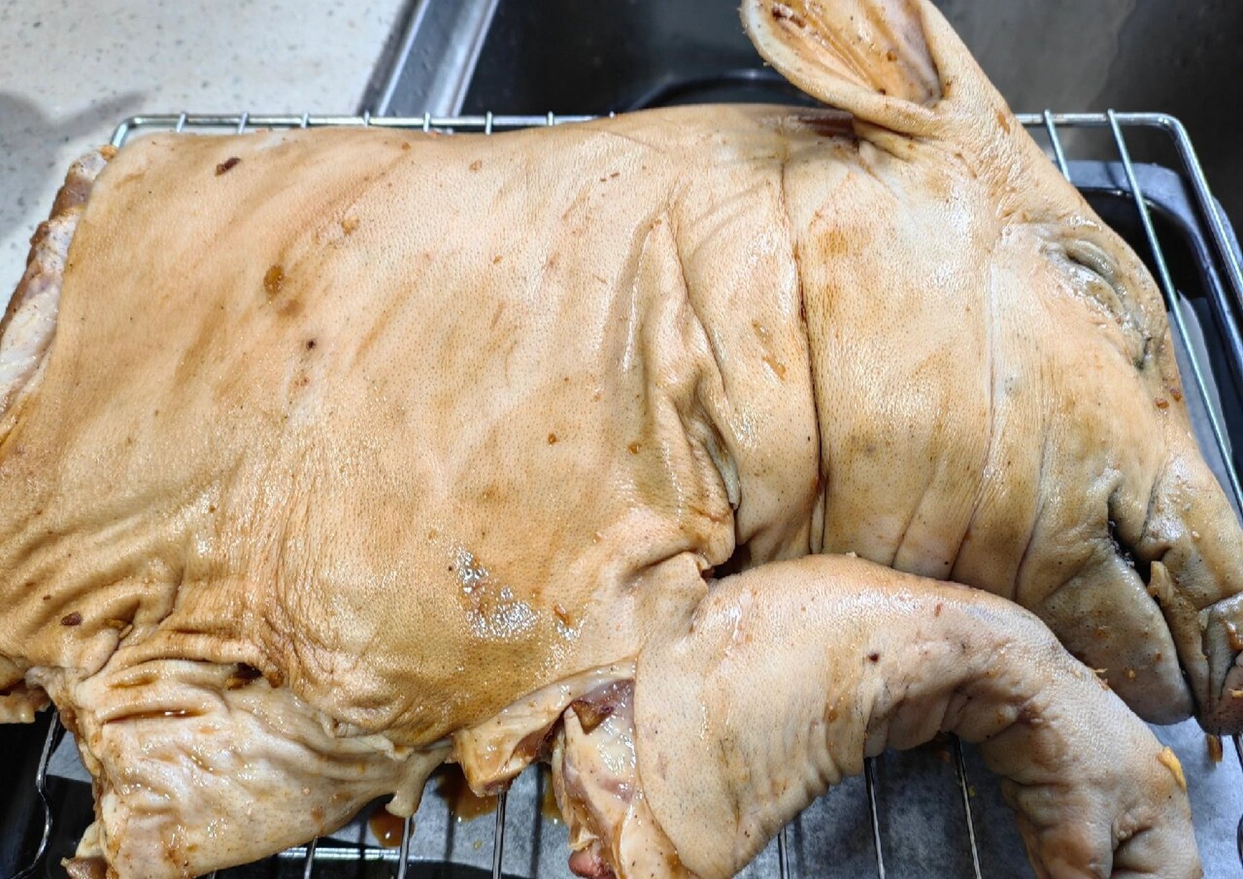 家常烤箱版烤乳猪 挑战了烤箱版烤乳猪,剩的四分之一小猪仔,提前3个